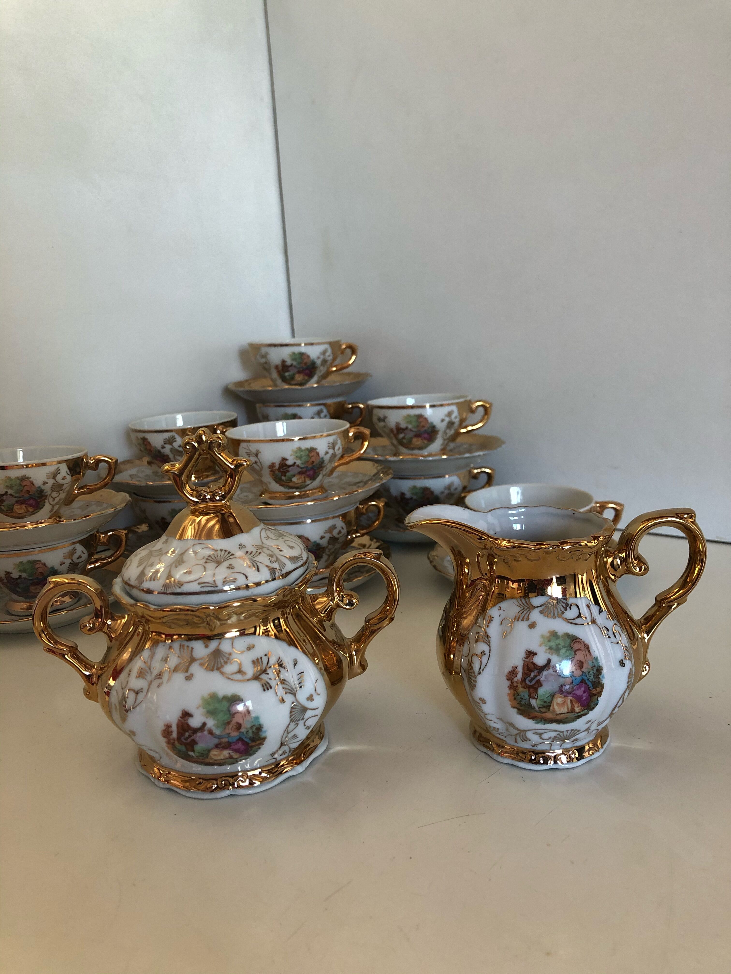 Gold Italian porcelain service. Coffee cups - sugar - cream pot / Gallant scene