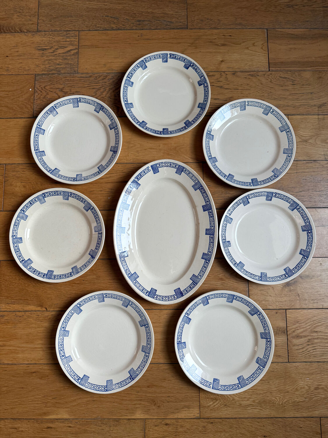 Set of 7 flat plates and 1 dish Lorris Gien
