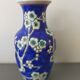 Vase céramique bleu avec décor branches de cerisier