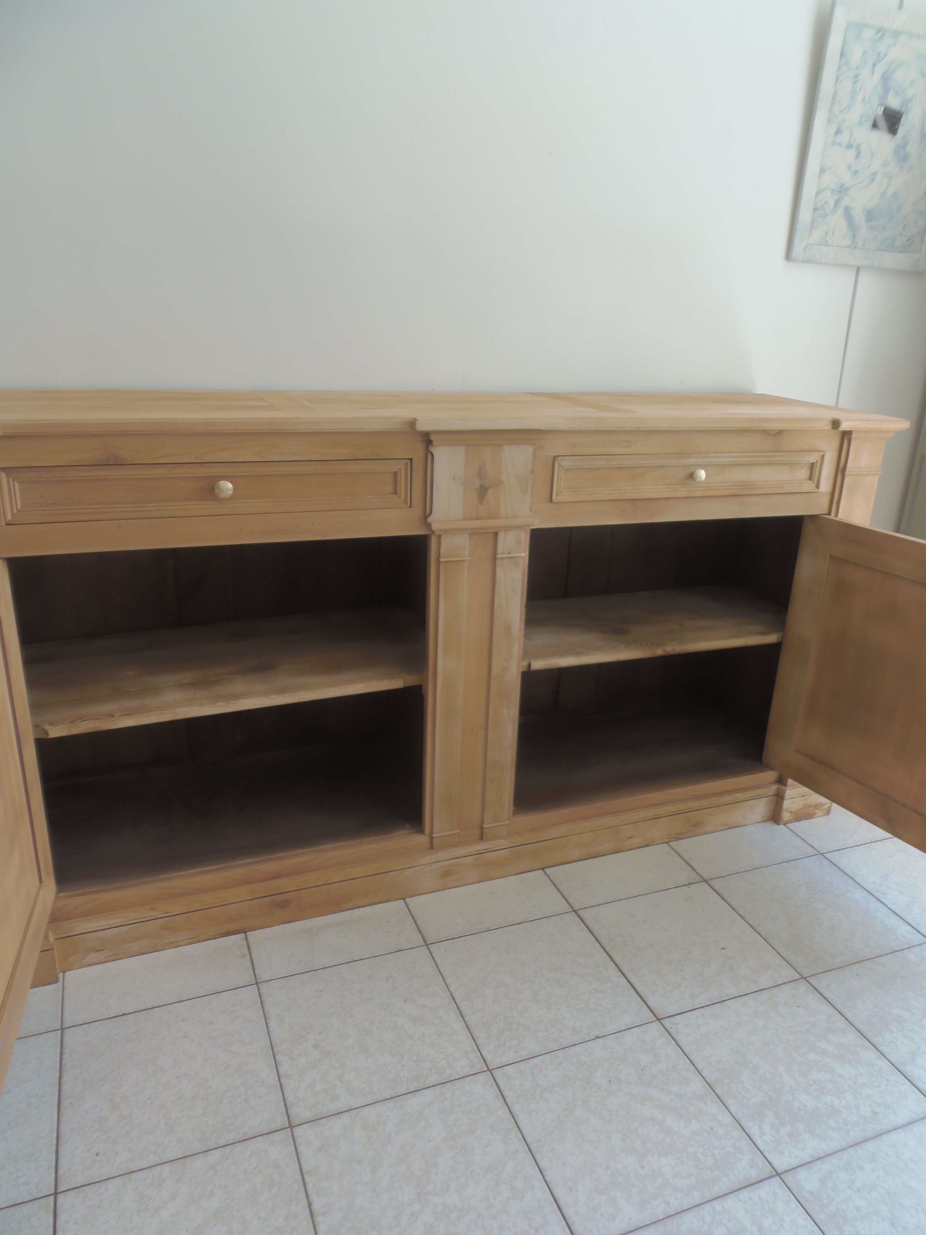 Buffet de belle facture en bois brut, 2 portes , 3 tiroirs .