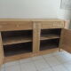 Buffet de belle facture en bois brut, 2 portes , 3 tiroirs .