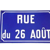 Plaque de rue du 26 août en tôle émaillée