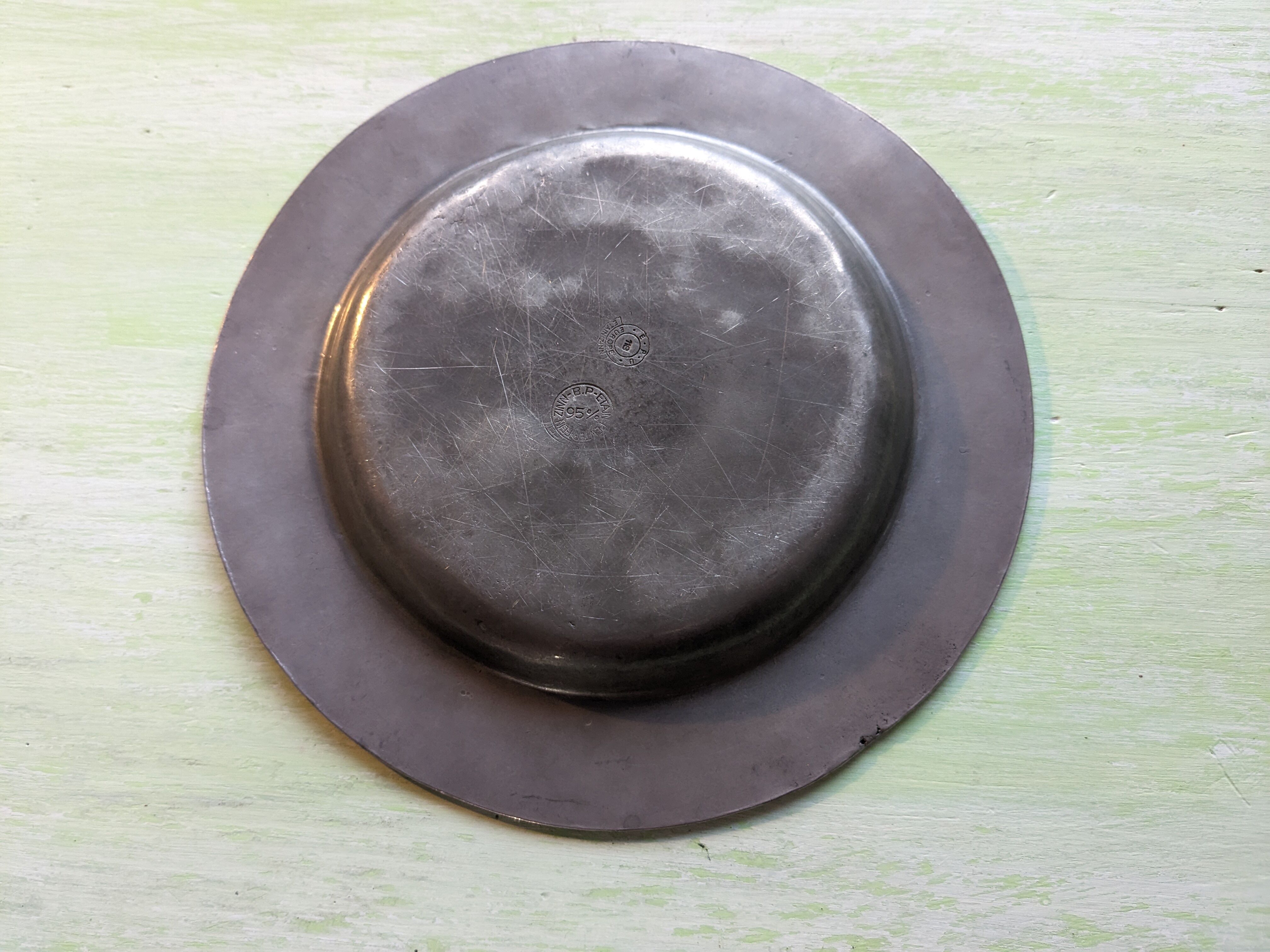 Assiette en étain marquée JF 1670