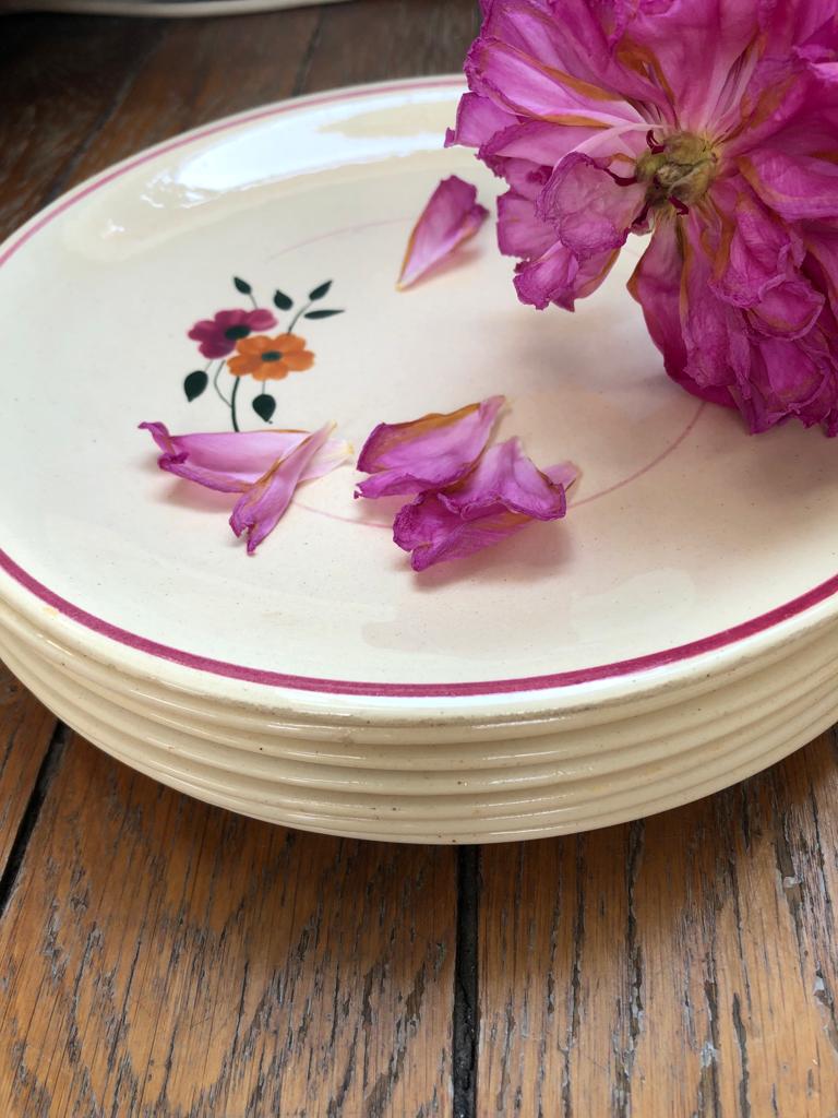 11 plates vintage 40s, floral pattern