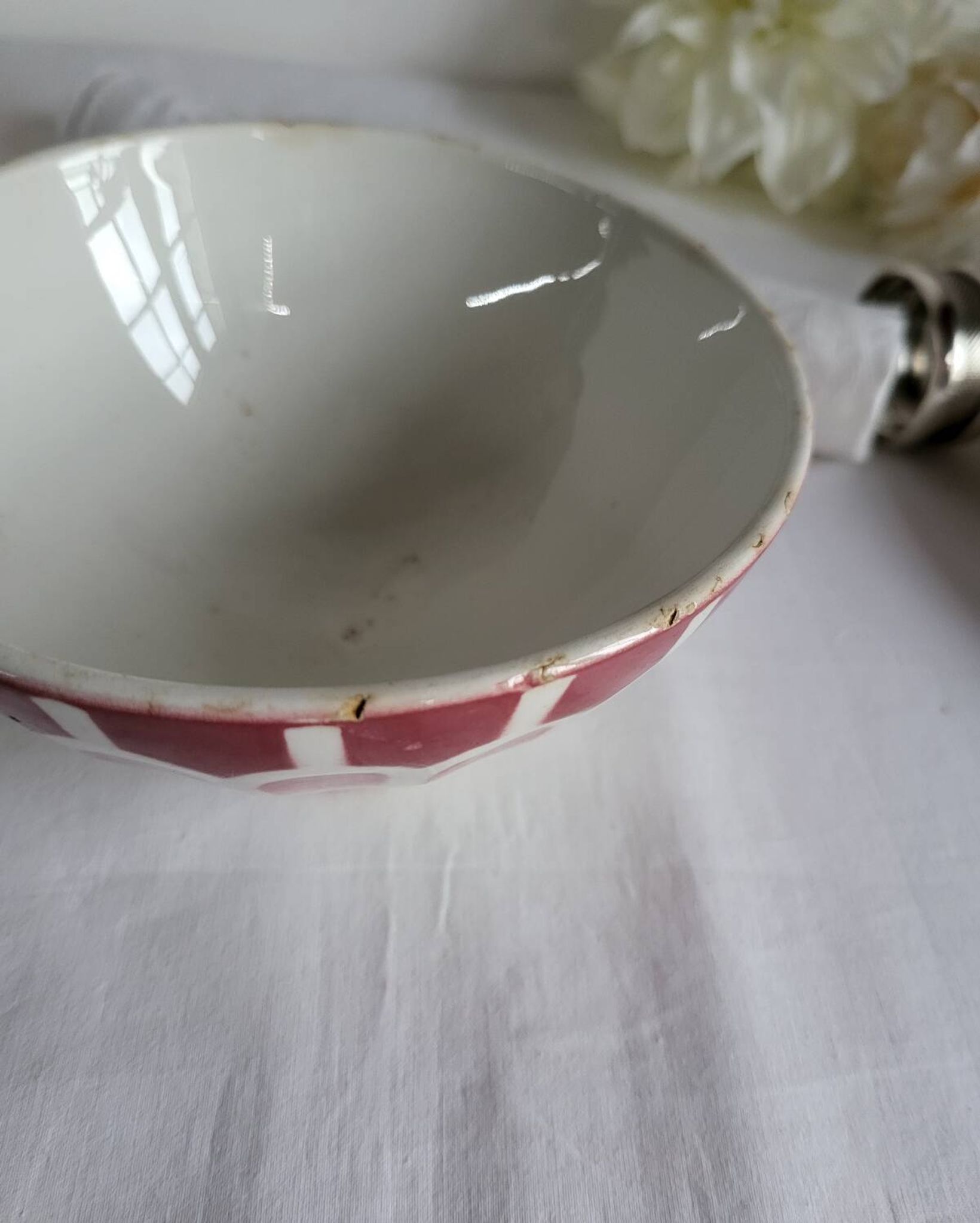 Old bowl in earthenware DIGOIN SARREGUEMINES with faceted burgundy.
