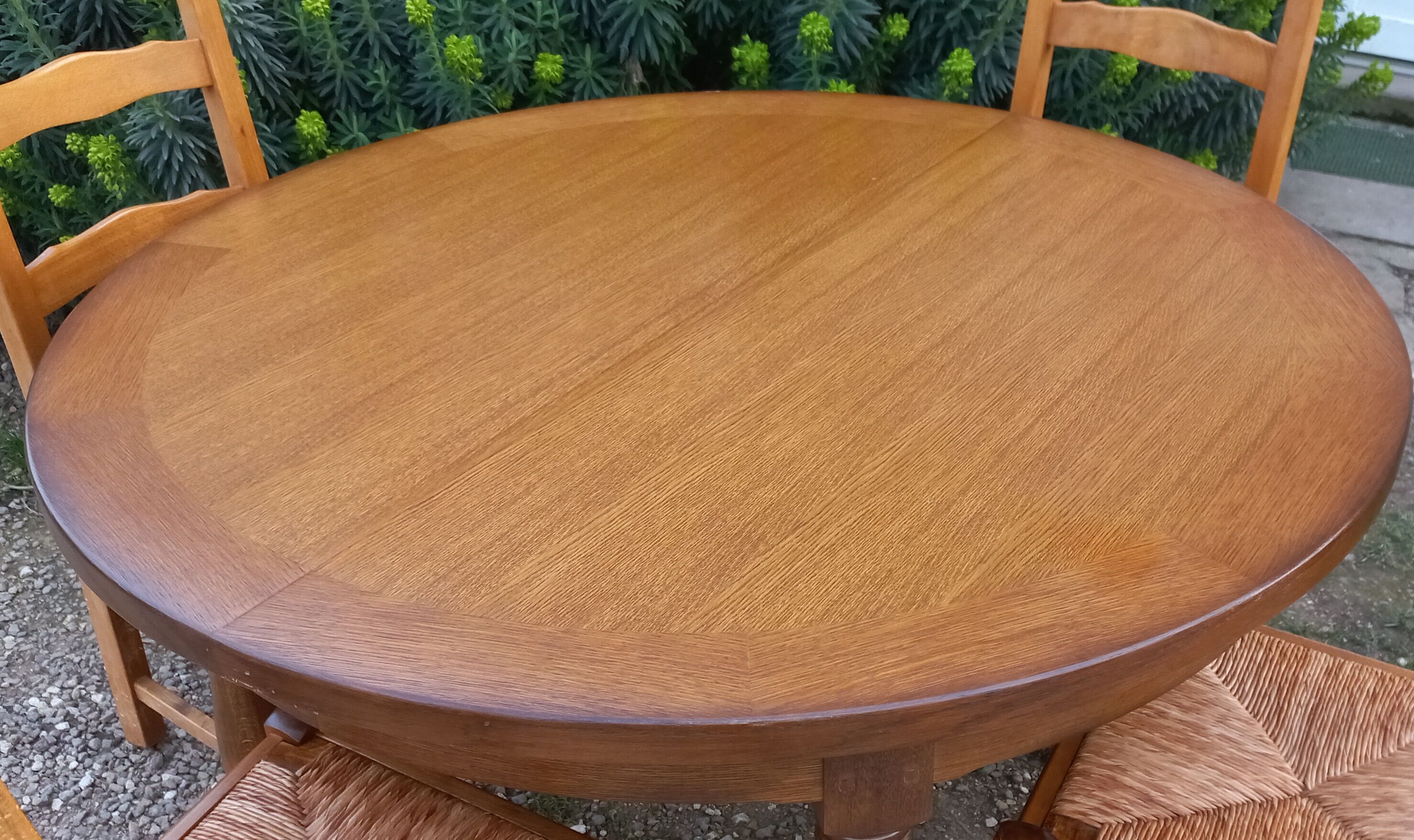 Table and 4 chairs + extension