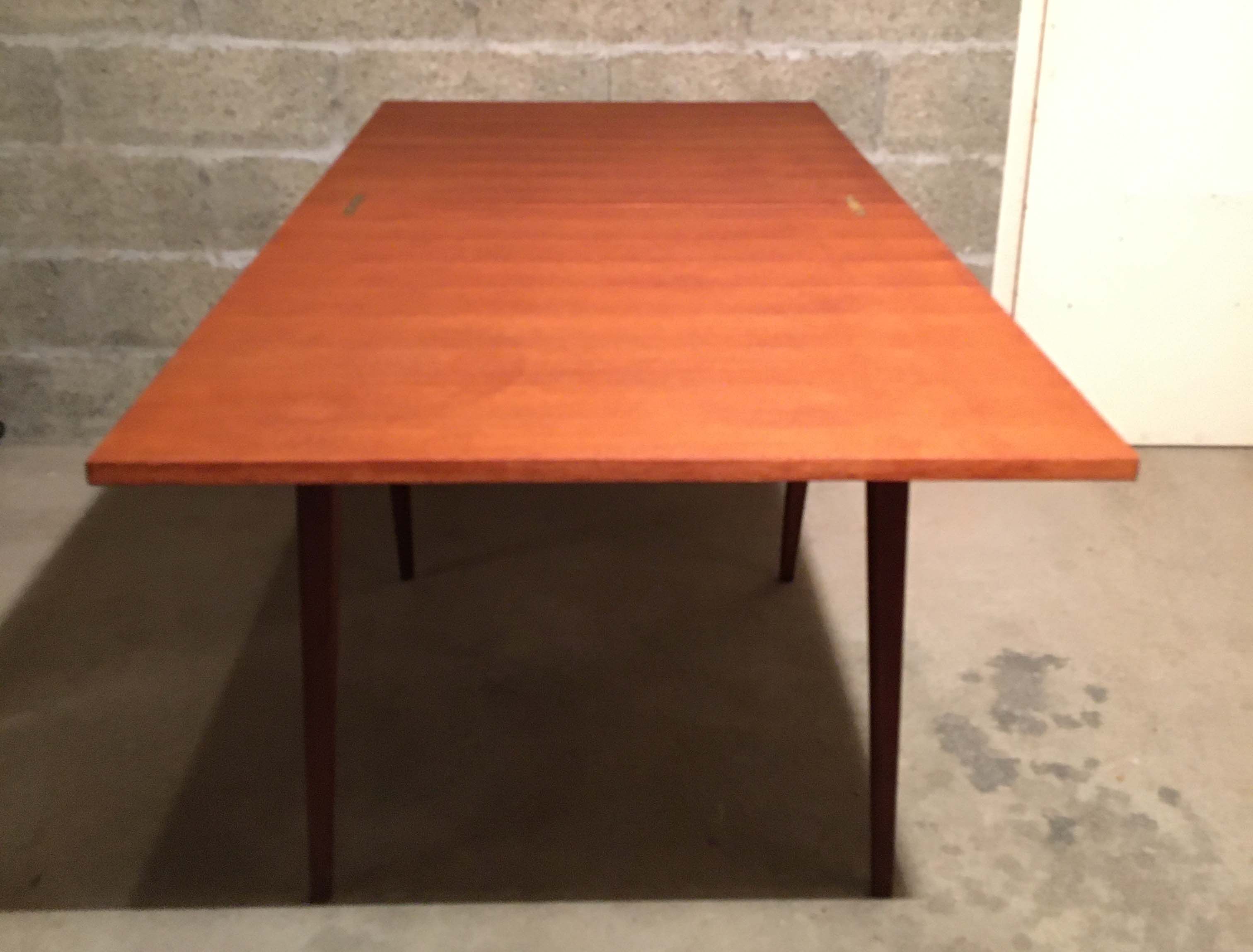 Folding table
