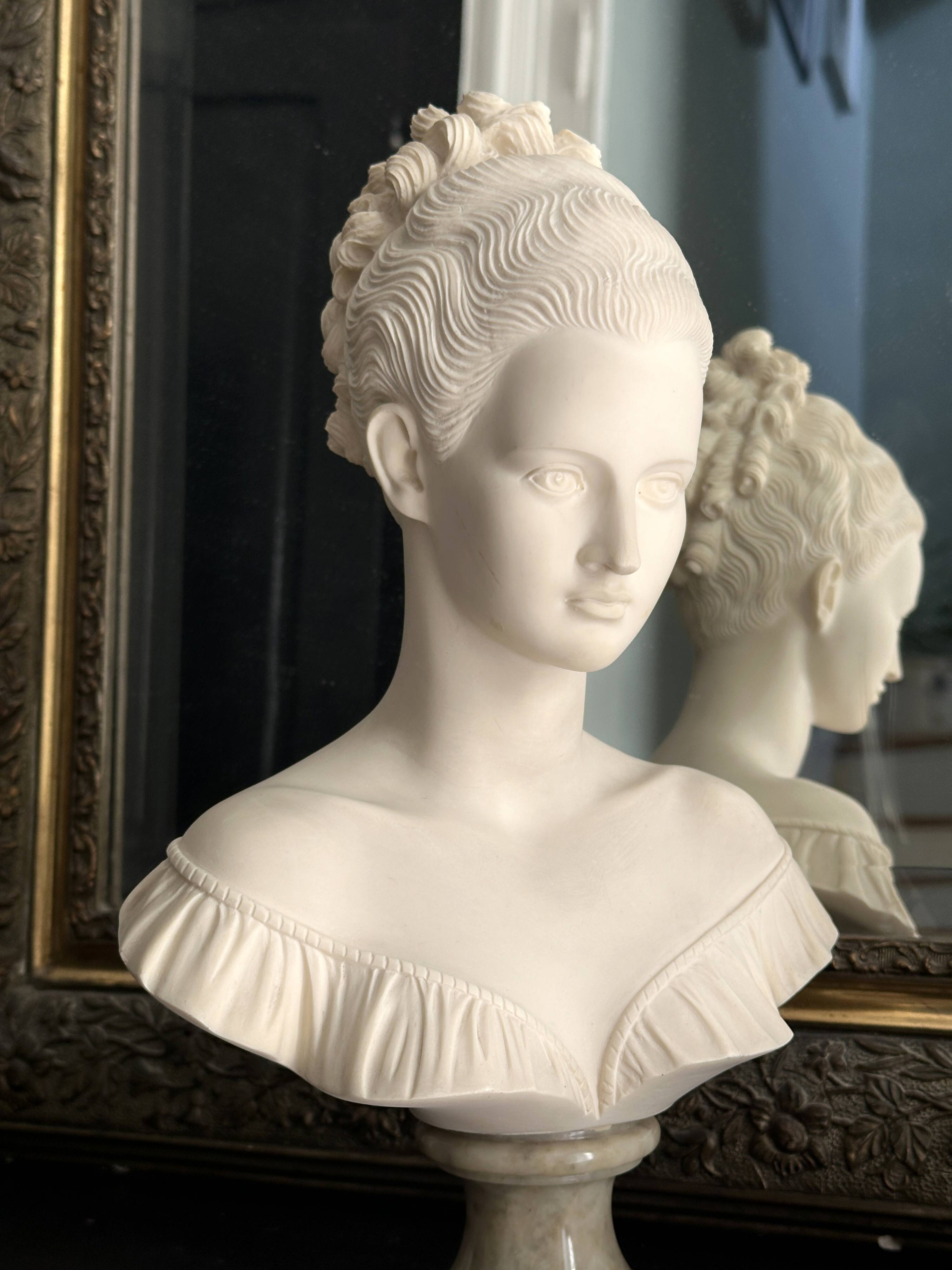 Statue Buste de Manon Lescaut albâtre socle marbre vert signé Giannelli