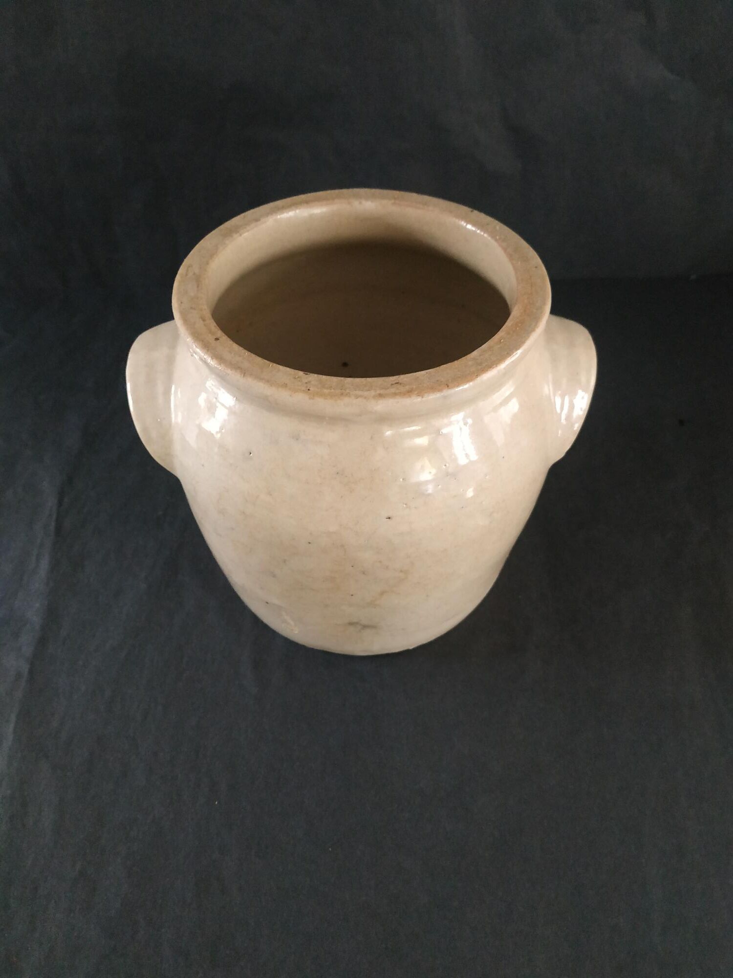 Greige sandstone pot with lid
