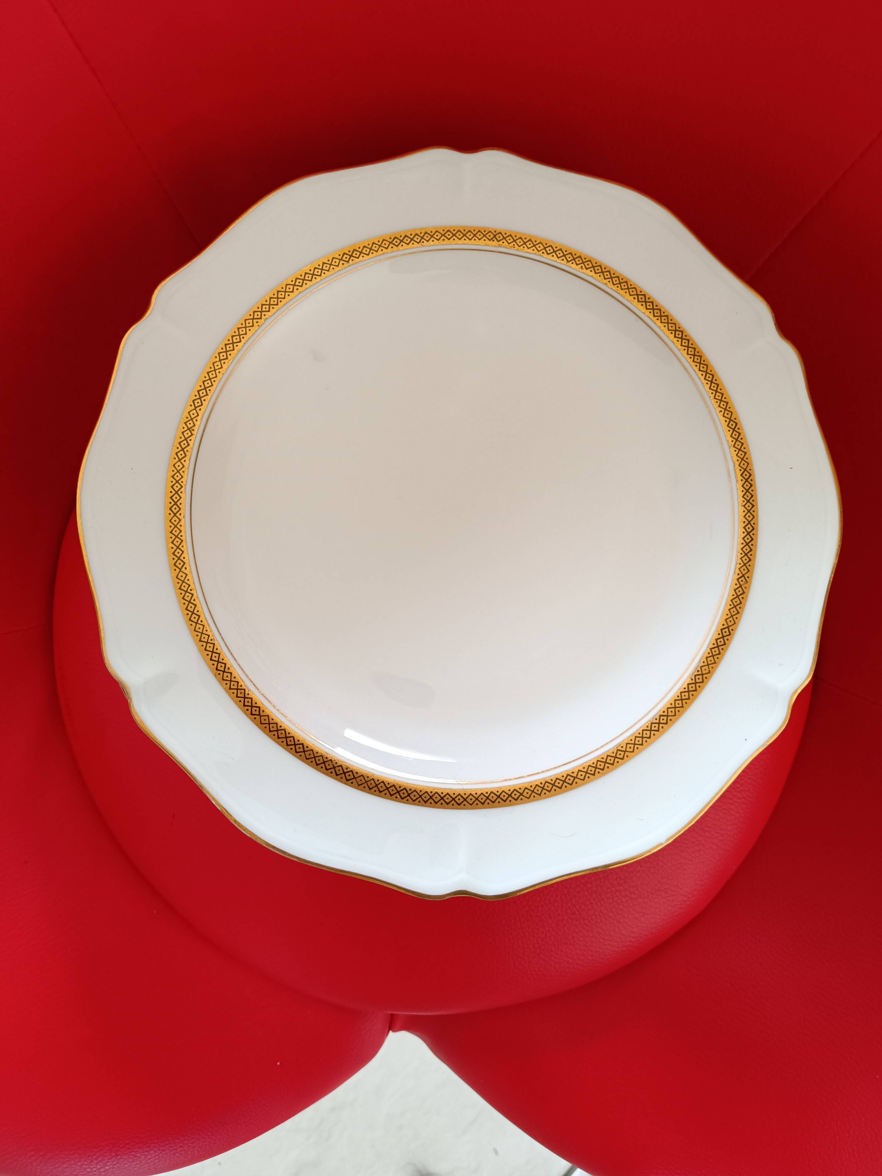 Round plar in Montanbert art porcelain. White rimmed with matte gold.