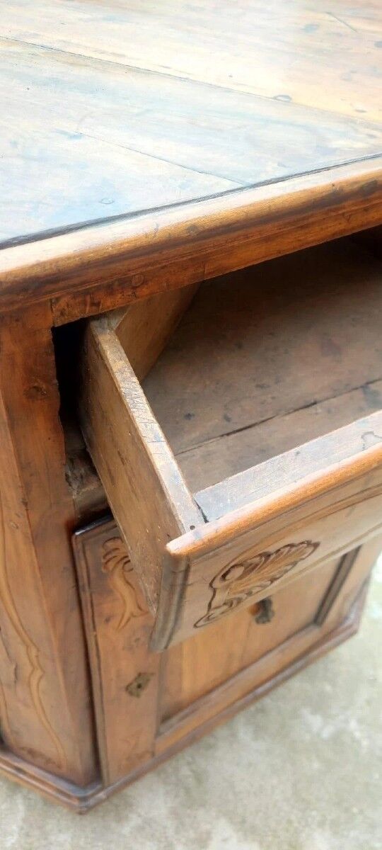 Ancient Venetian grand buffet from the 18th century in solid cherry wood.
