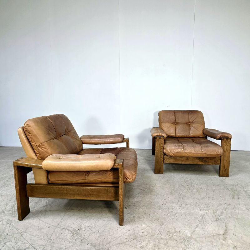 Joli salon composé d'une paire de fauteuils, d'un canapé en cuir havane et son ottoman