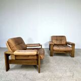 Joli salon composé d'une paire de fauteuils, d'un canapé en cuir havane et son ottoman