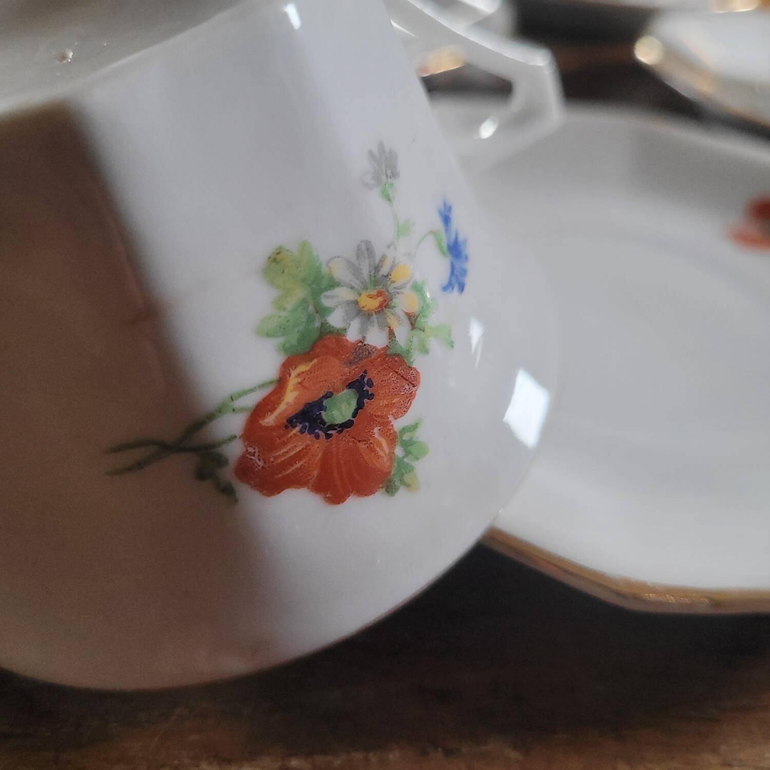 6 porcelain cups decorated with wildflowers from the 60s.
