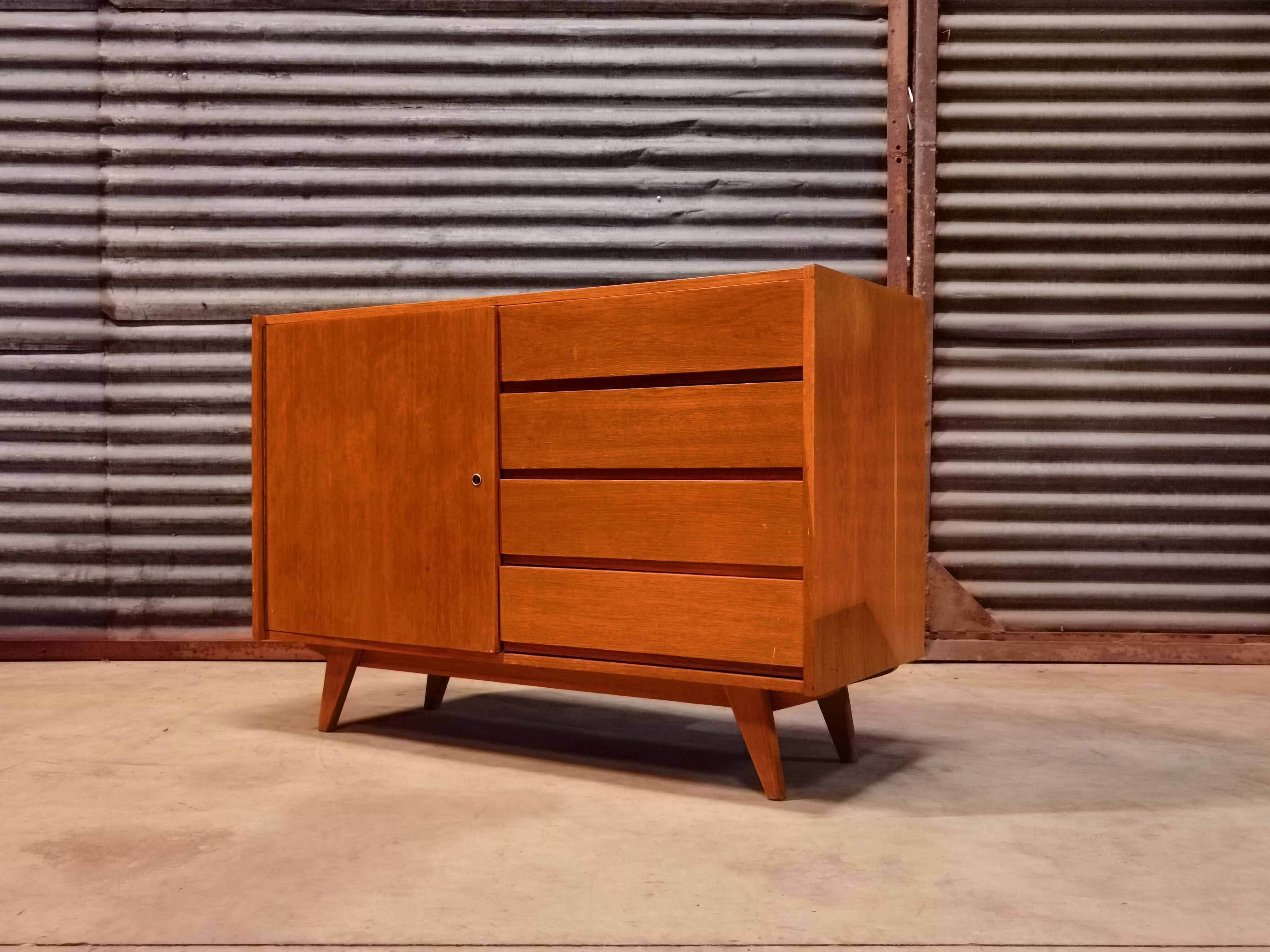 Buffet U 458 par Jiri Jiroutek pour Interier Praha 1960