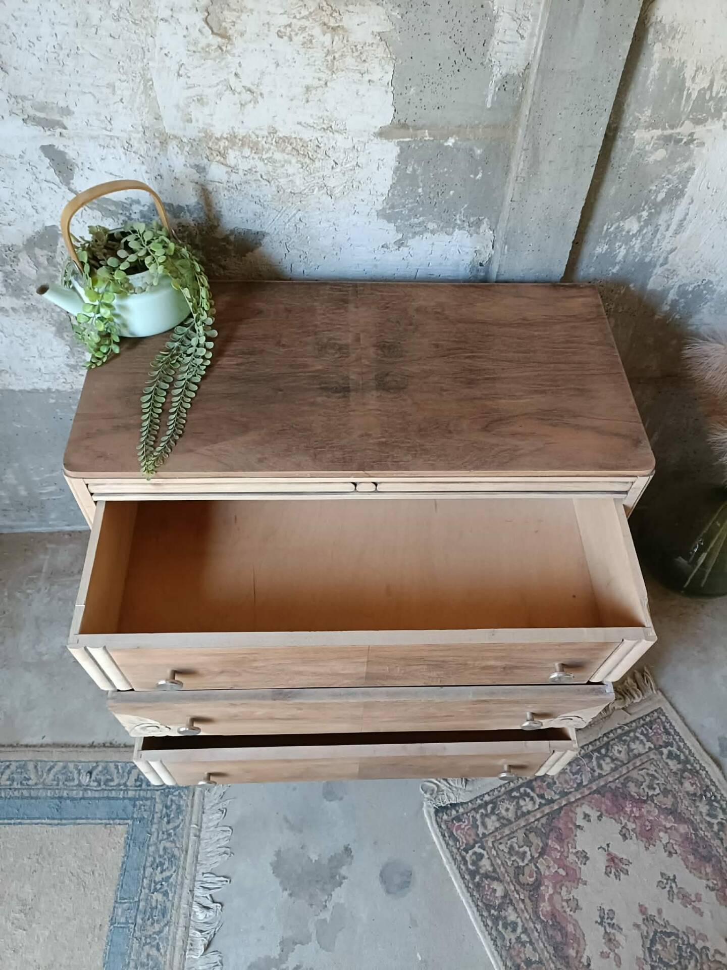 Wooden chest of drawers
