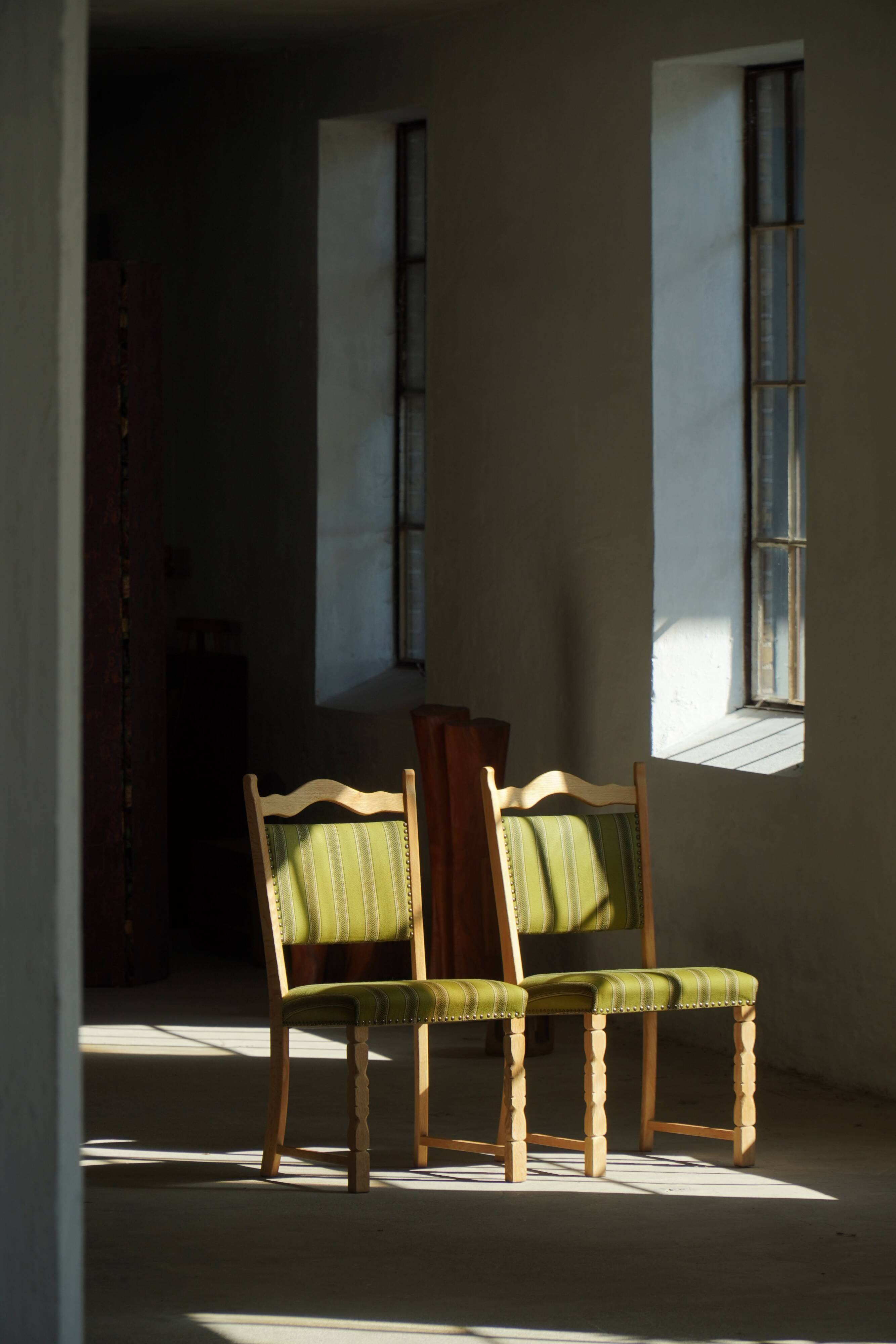 Danish "Mid-Century Modern" style, set of 8 dining chairs in oak signed by Henning Kjærnulf, 1960s.