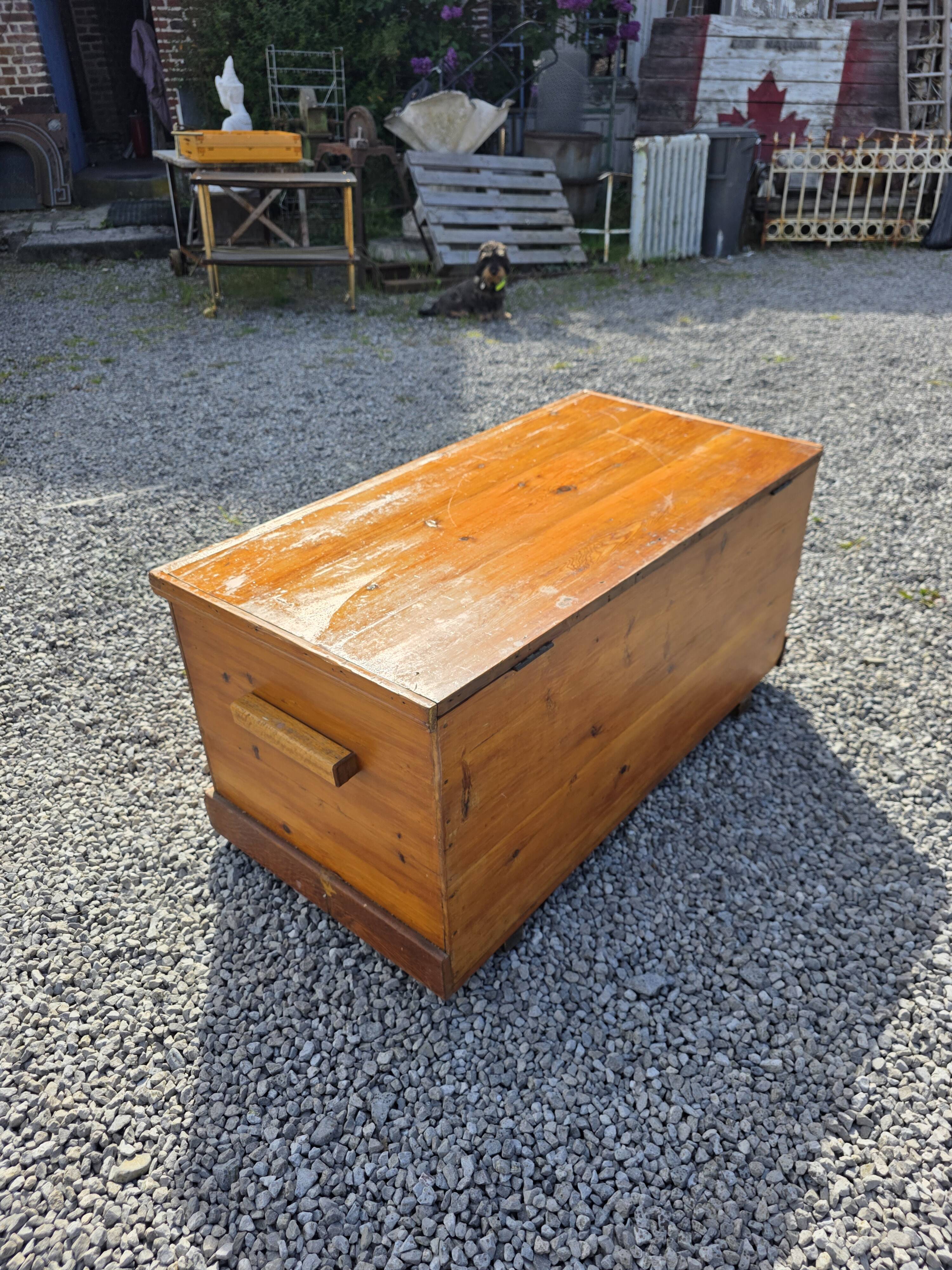 Coffre de metier ancien en sapin