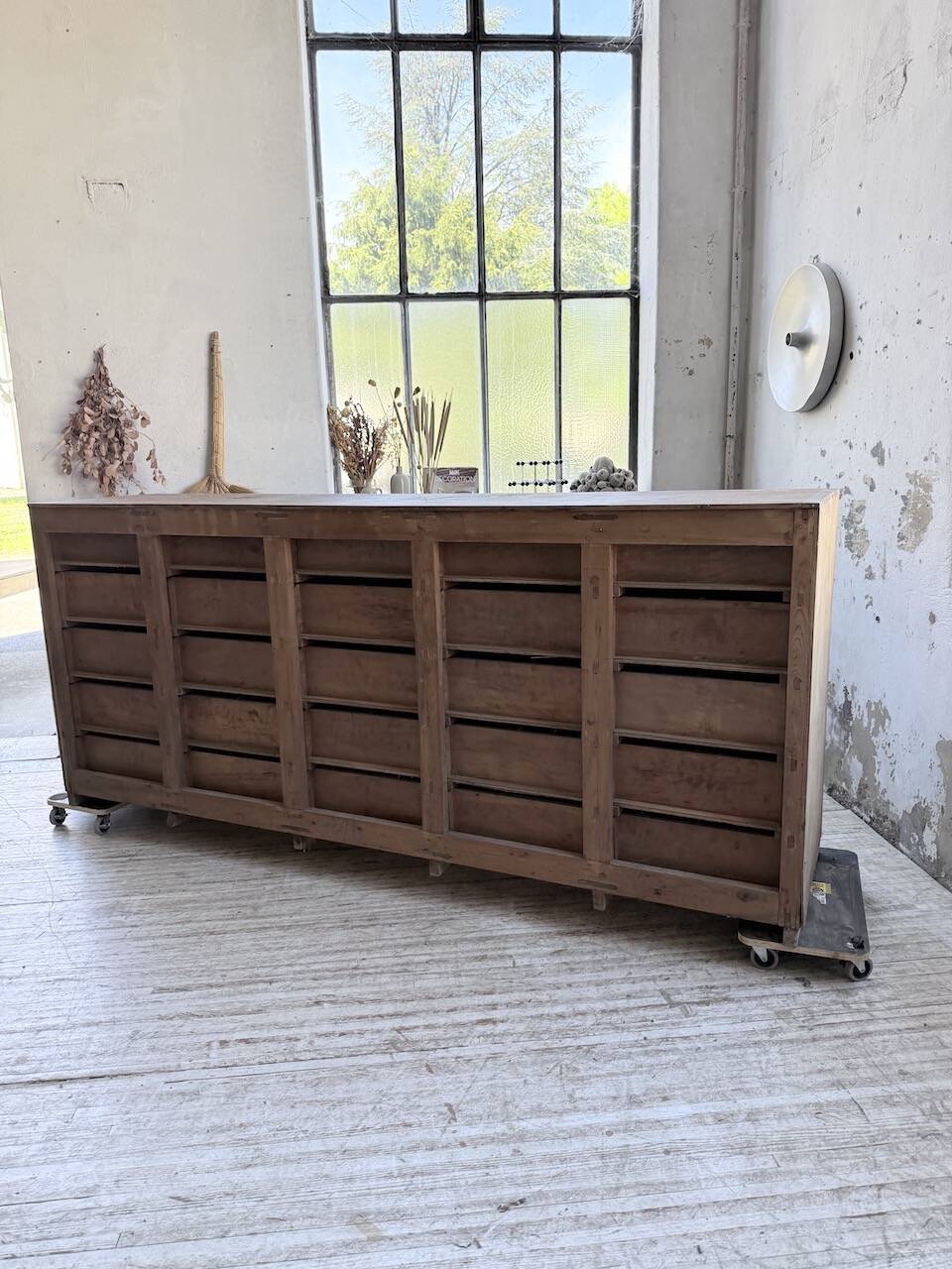 Patinated blue workshop furniture with XL drawers in oak and beech.