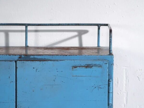 Armoire vintage de style industriel avec patine bleue (c.1950)