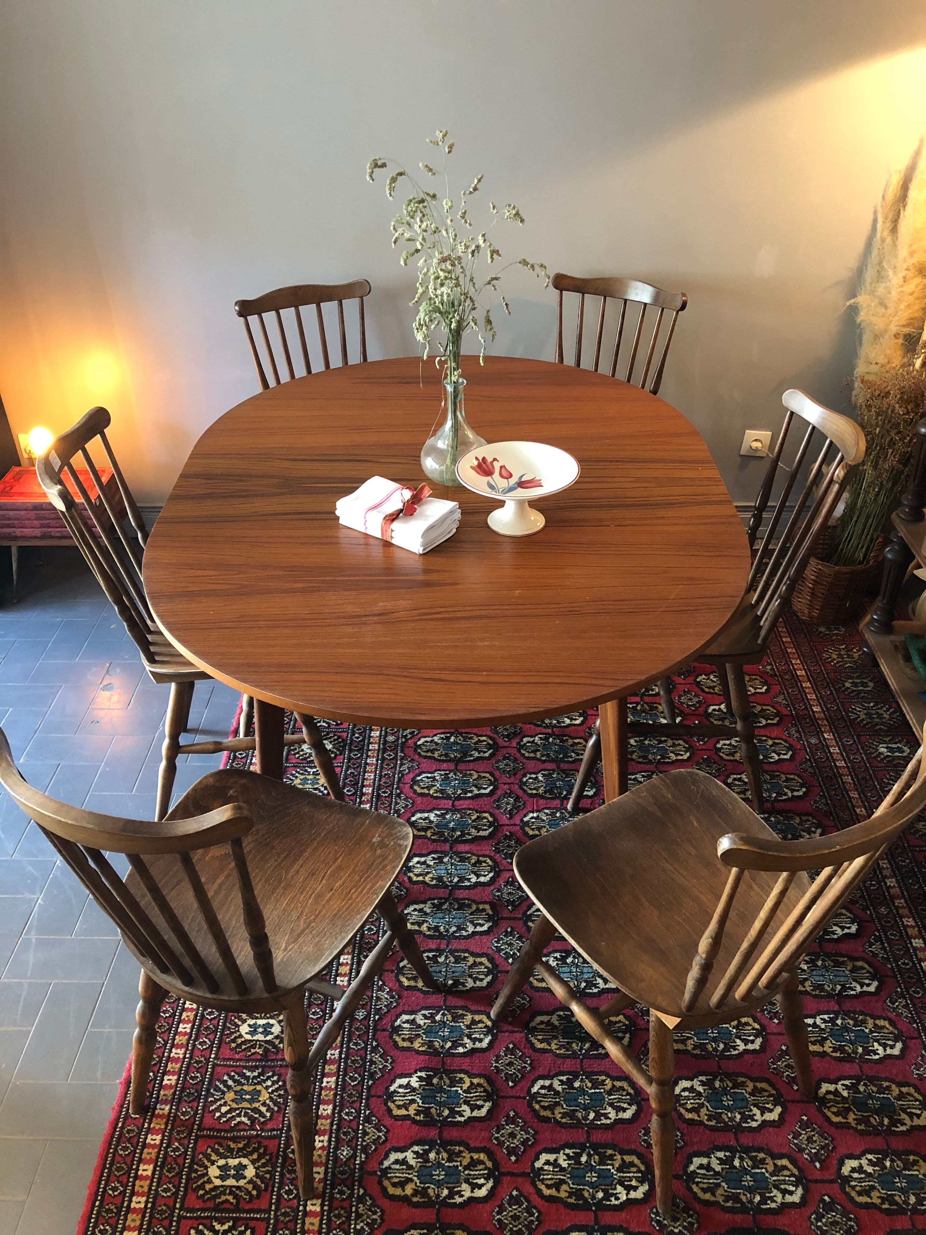 Extendable vintage roundtable