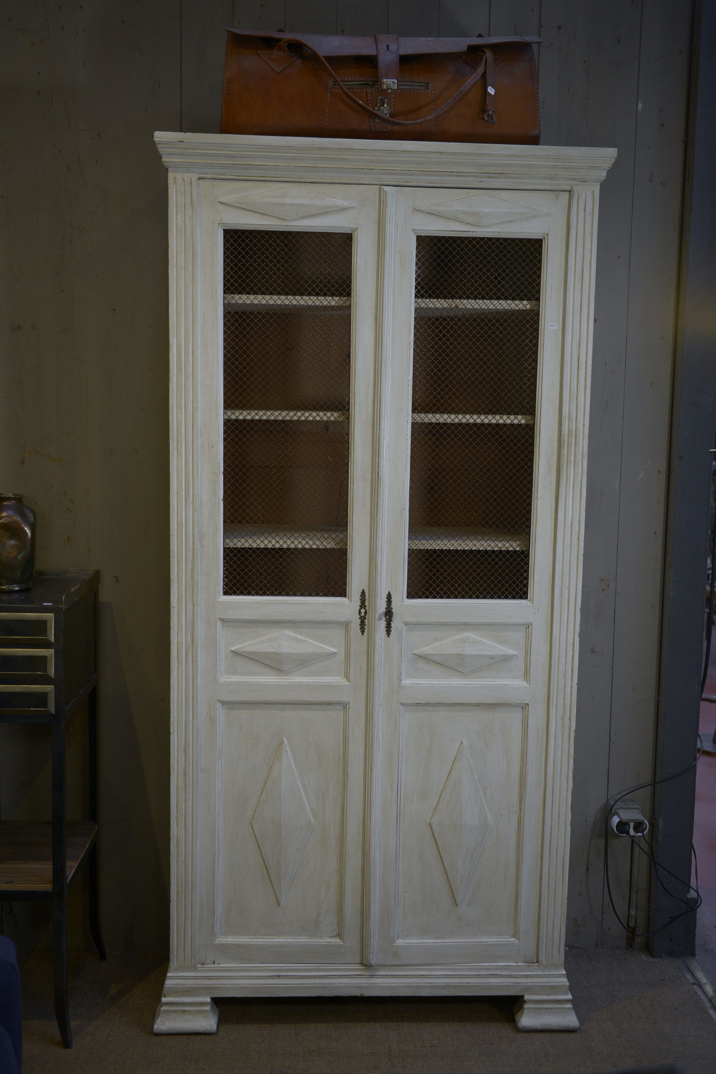 Showcase 2 doors mesh in fir 1930 patinated white