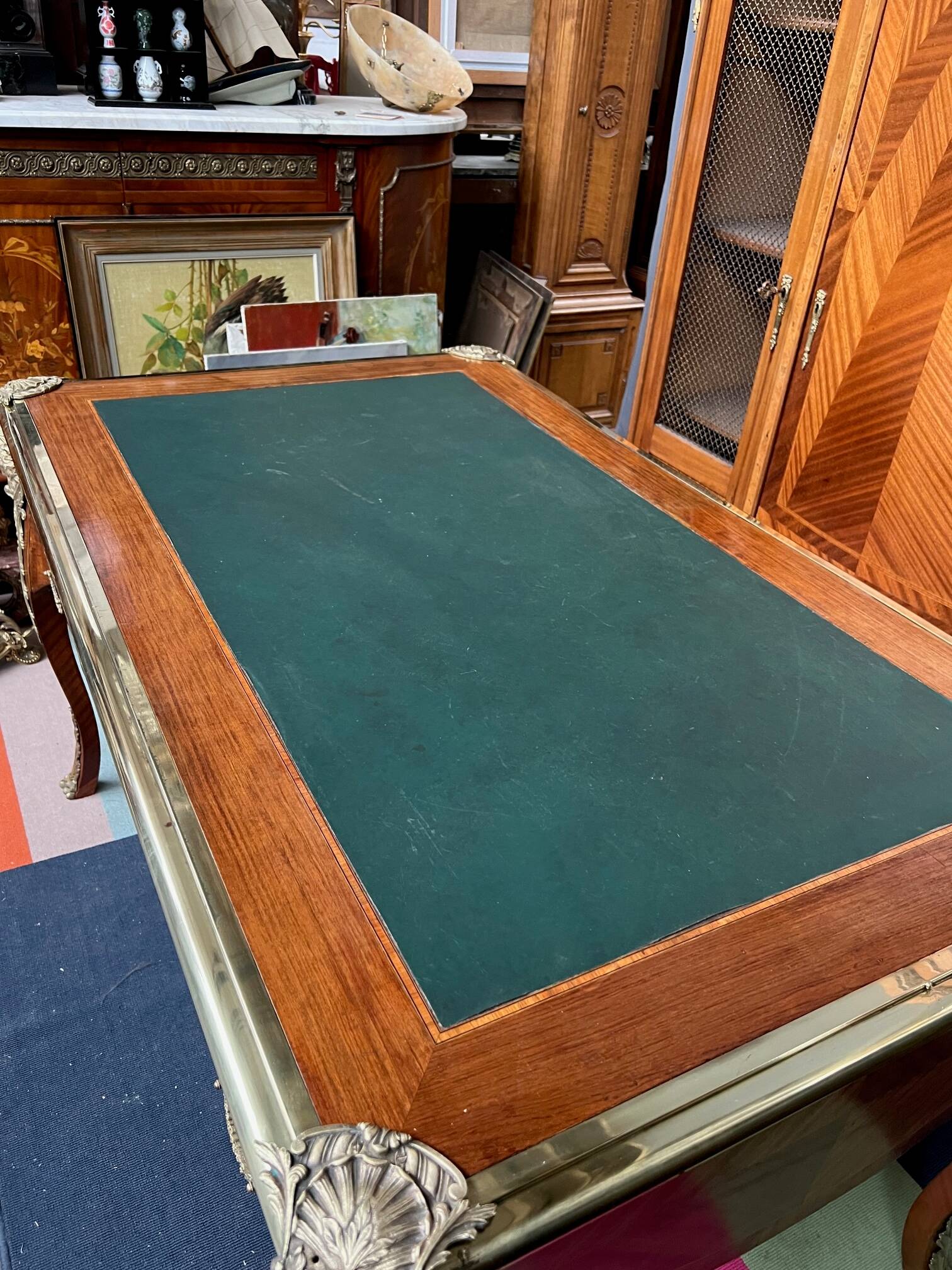 Louis XV style desk. Marquetry, gilded bronze.