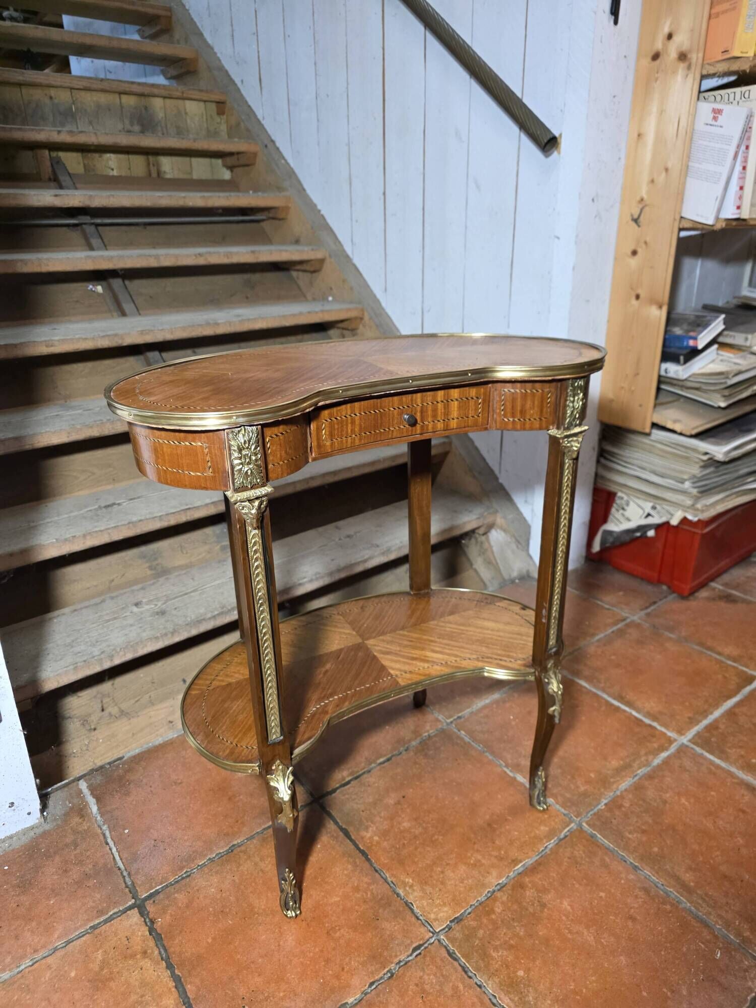 Kidney-shaped bedside table in Louis XV style with marquetry.