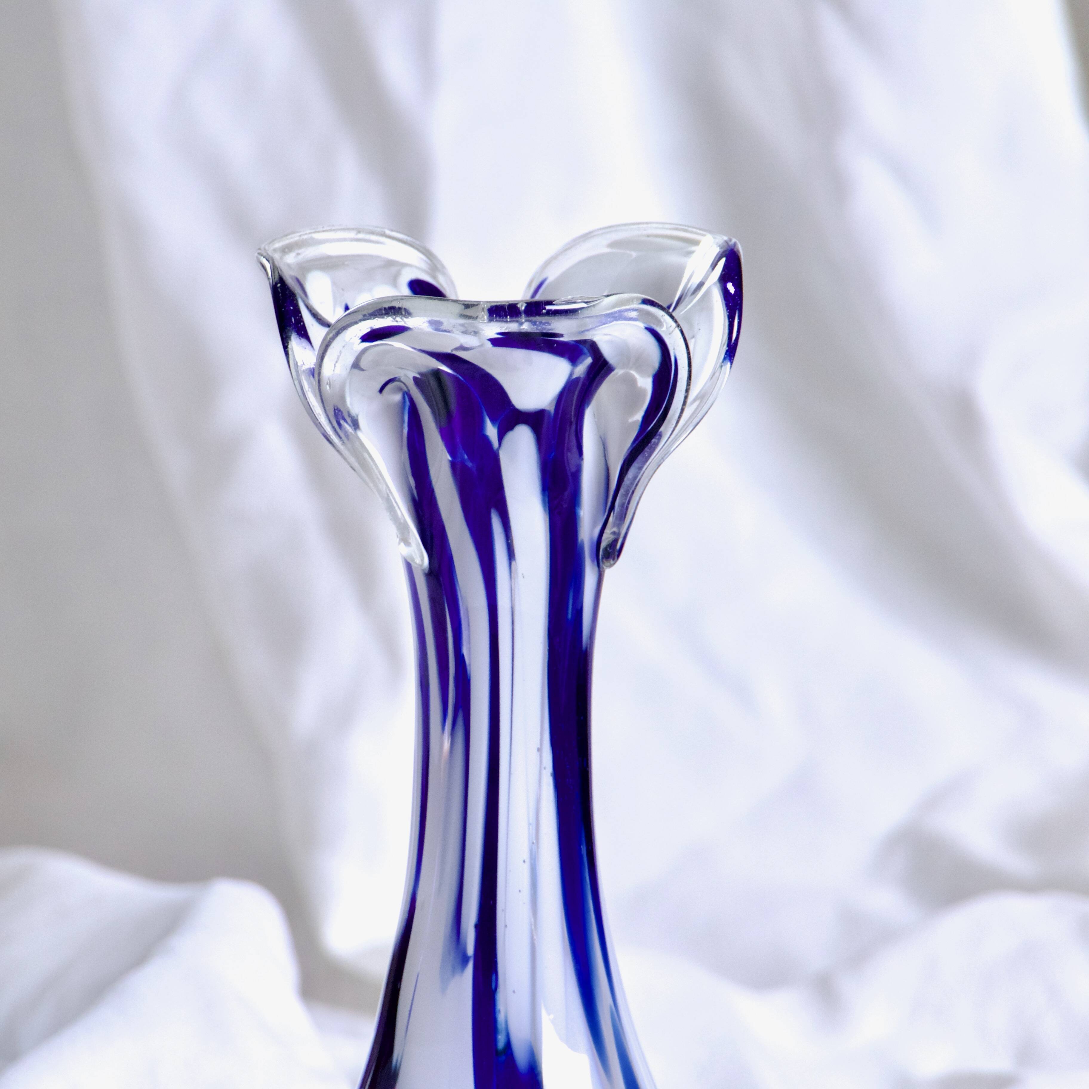Vase en verre de Murano bleu et blanc