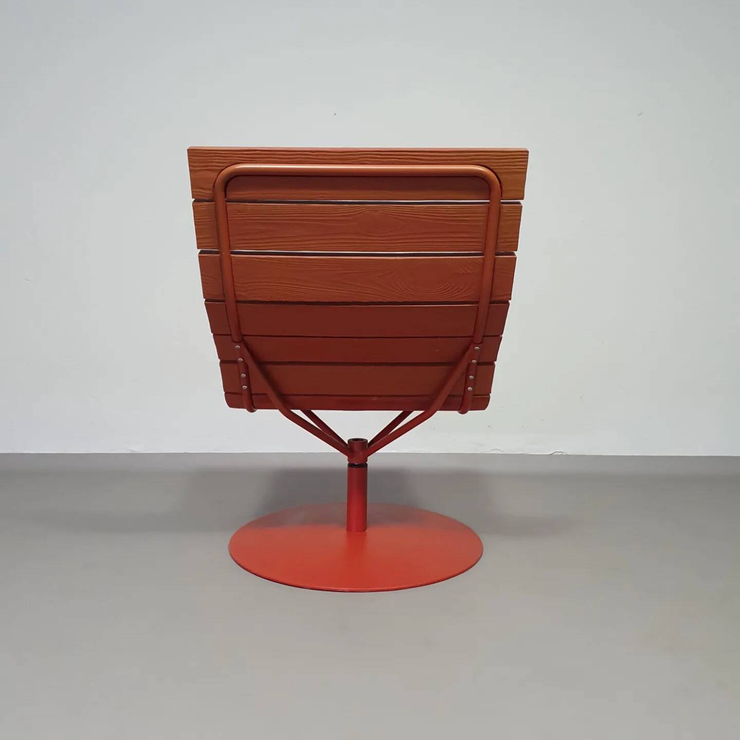 Marcus Arvonen pour Ikea (PS 2009) - 2 fauteuils pivotants Brygga rouges