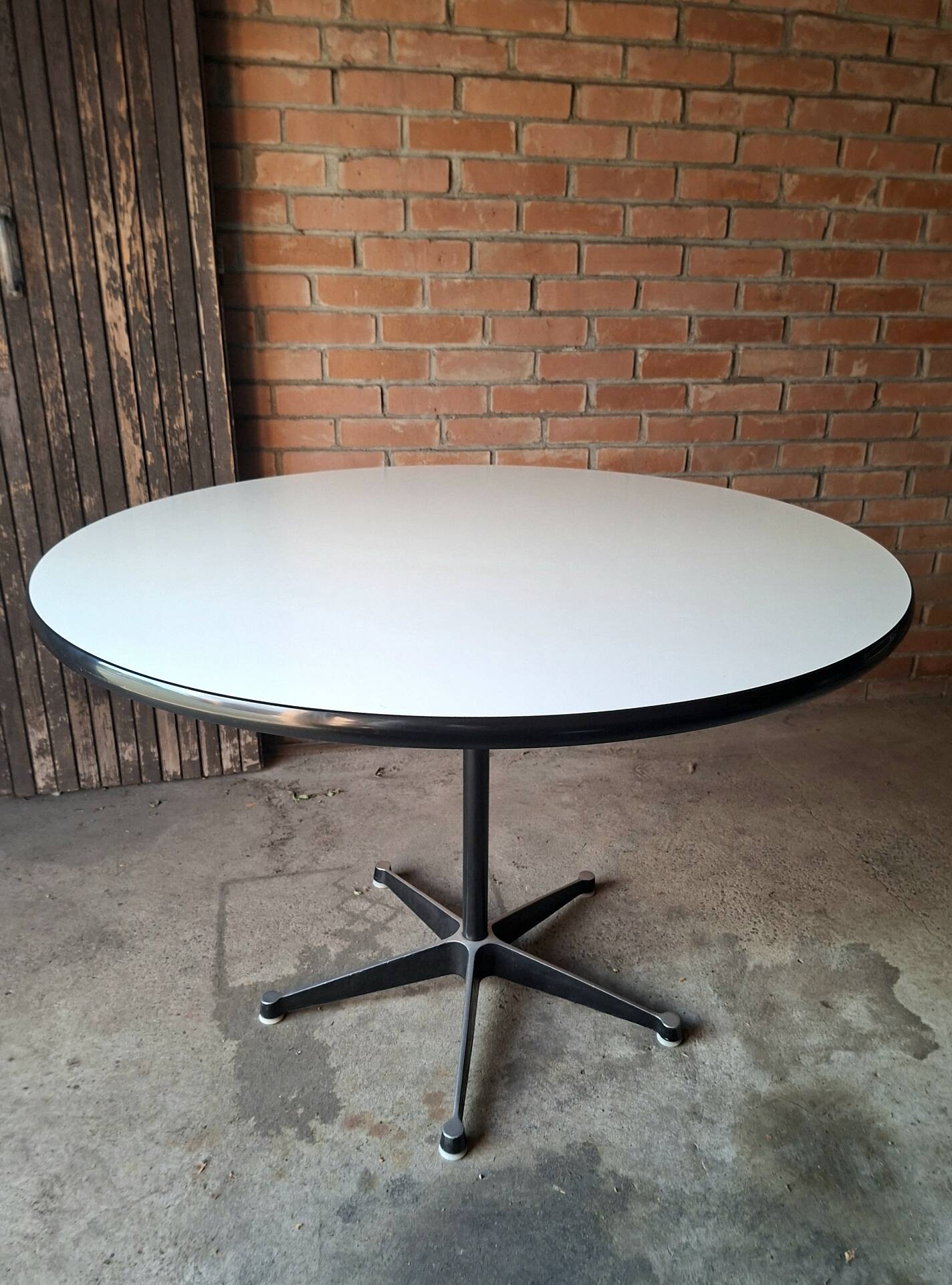 Table Eames 650