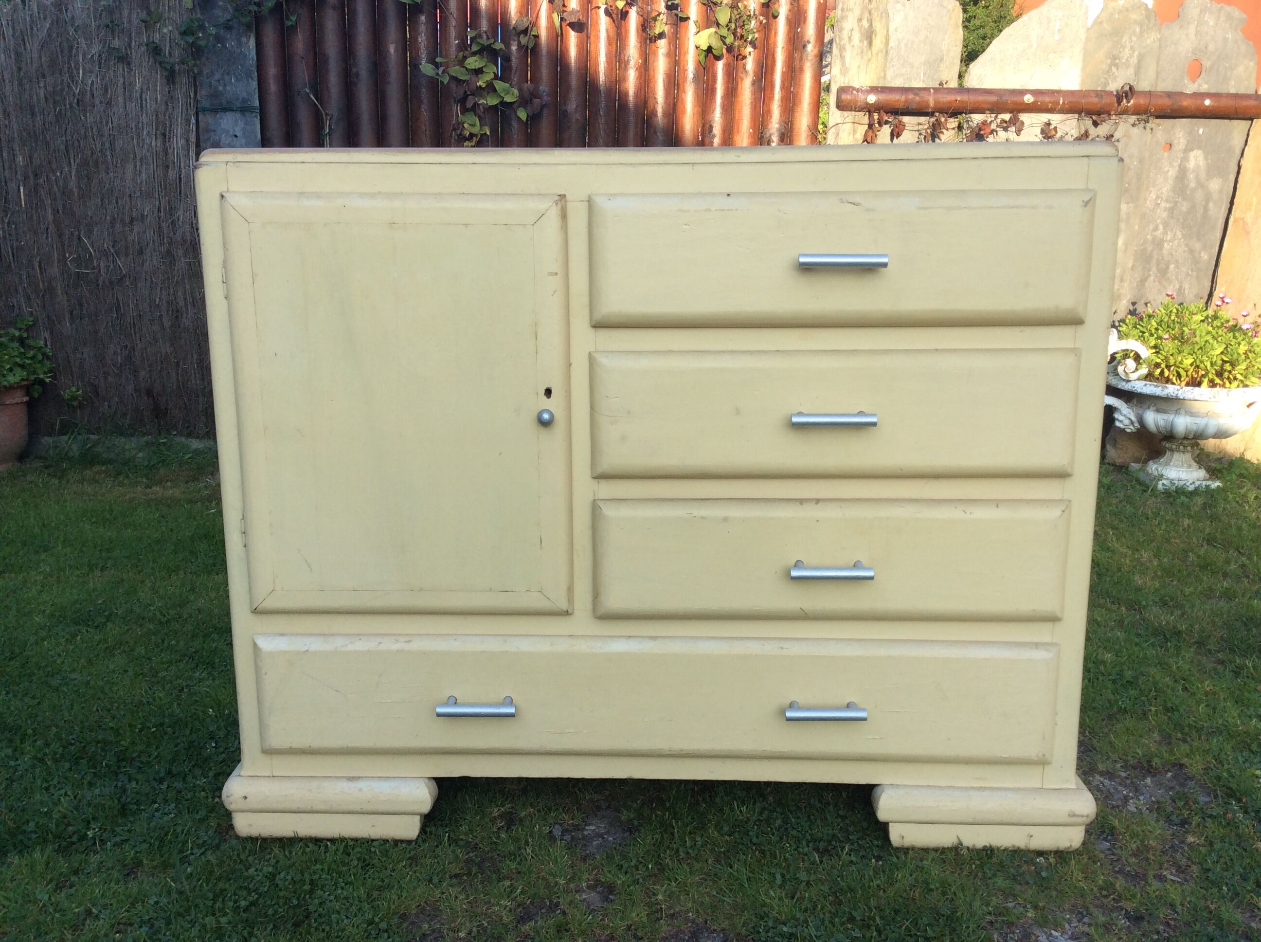 Buffet convenient vintage Mado lacquered white beige in good condition.