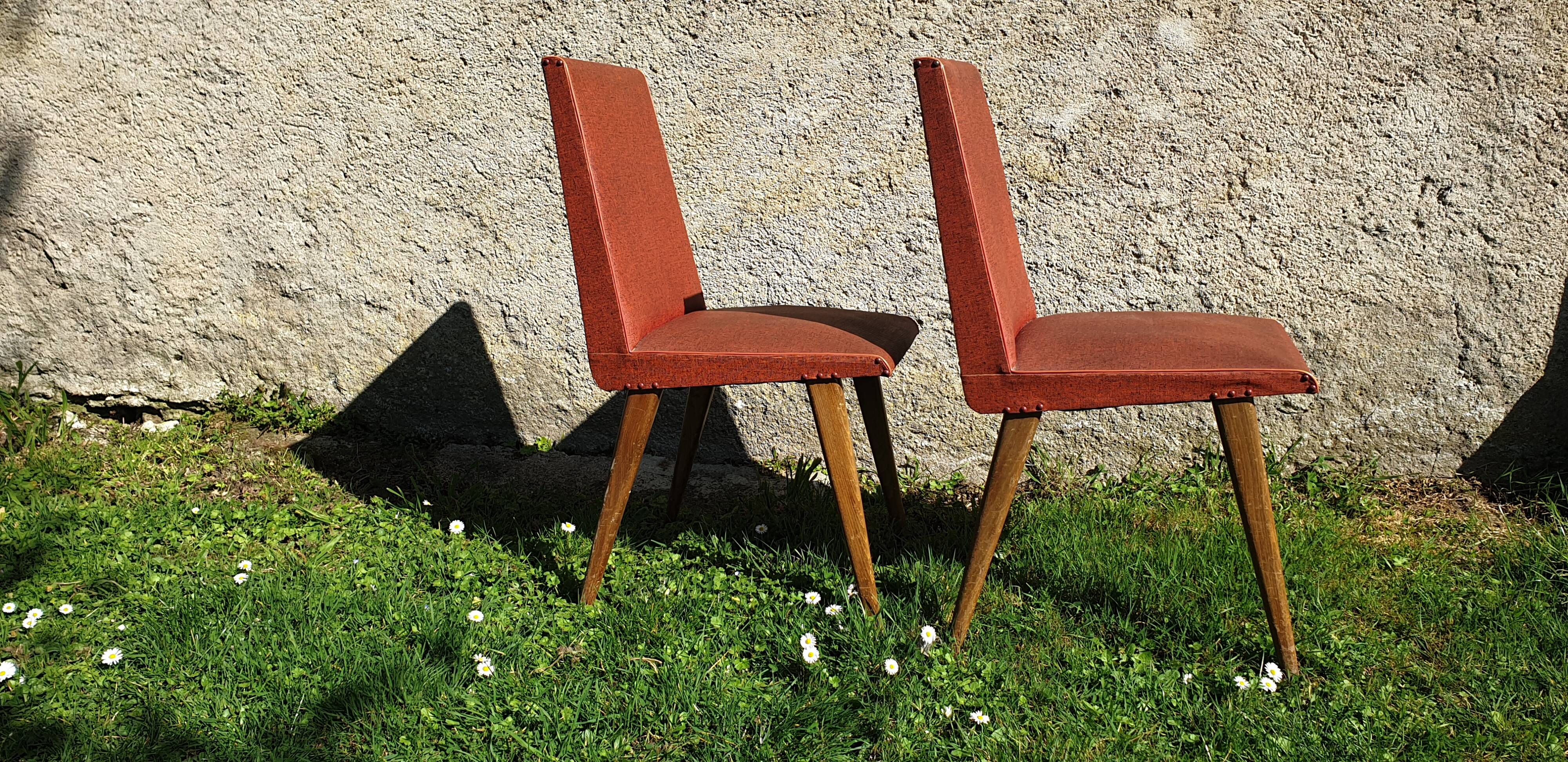 Pair of 1950s lounge chairs in oak and red moleskin.