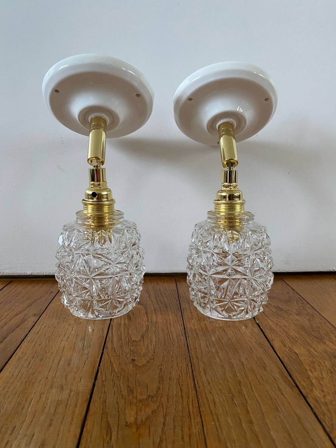 Paire d’appliques murales avec globes vintage en verre