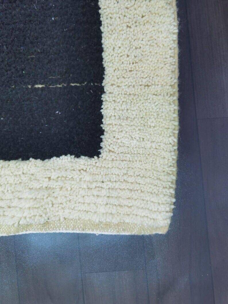 Traditional handmade Berber rug size 150 x 250 cm