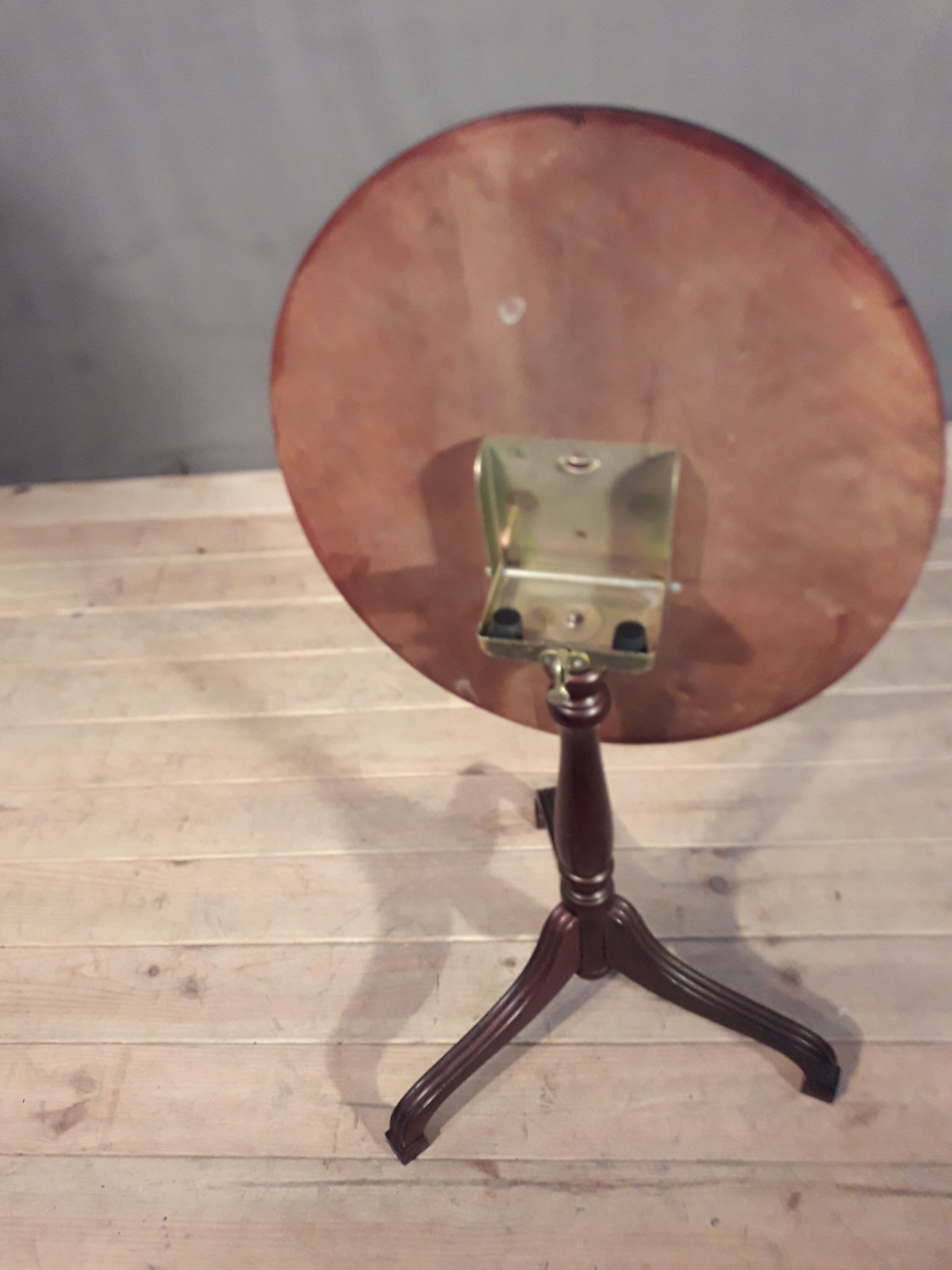 Gueridon has tipping tray