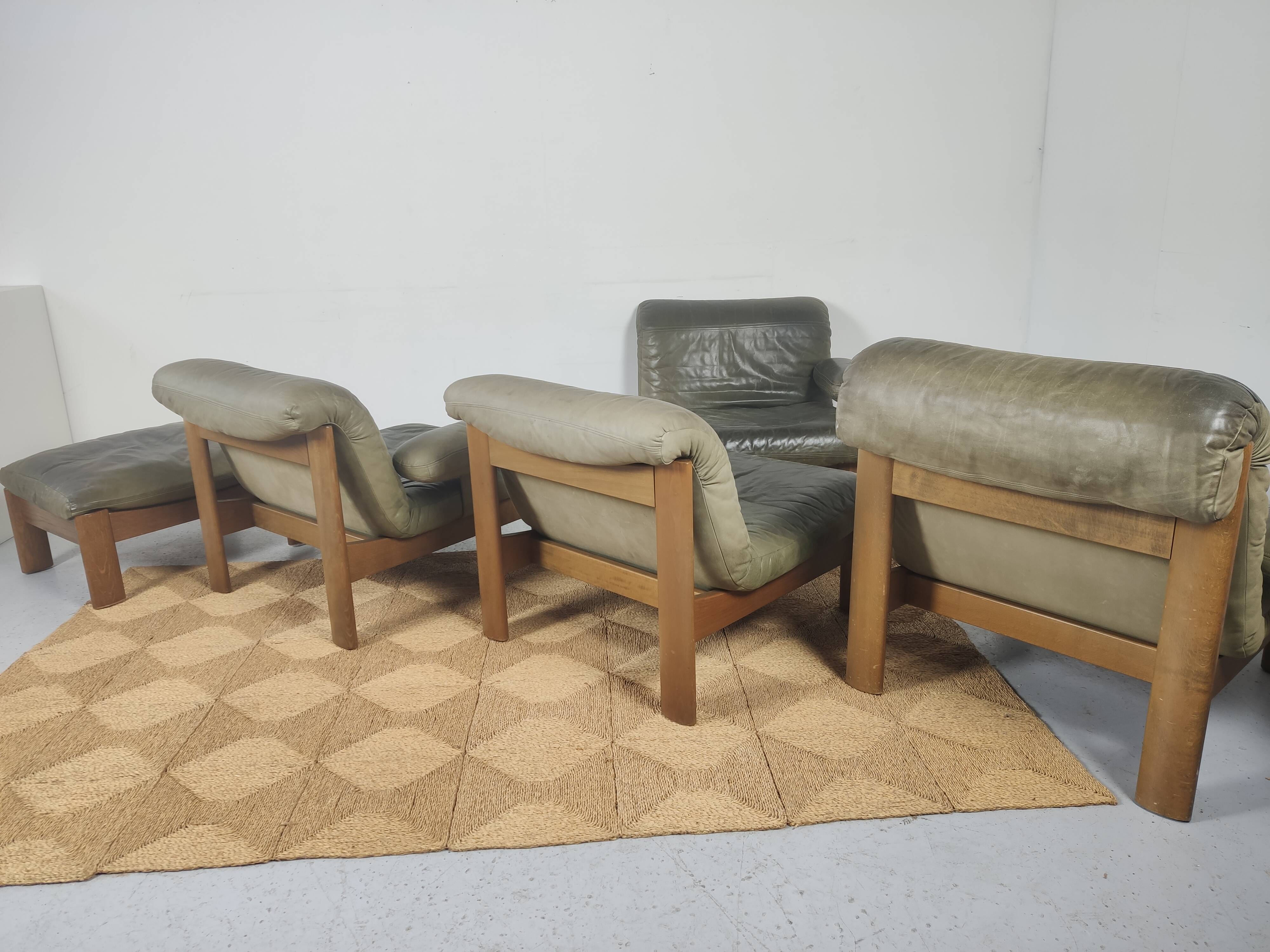 Modulable sofa an armchair in leather and wood