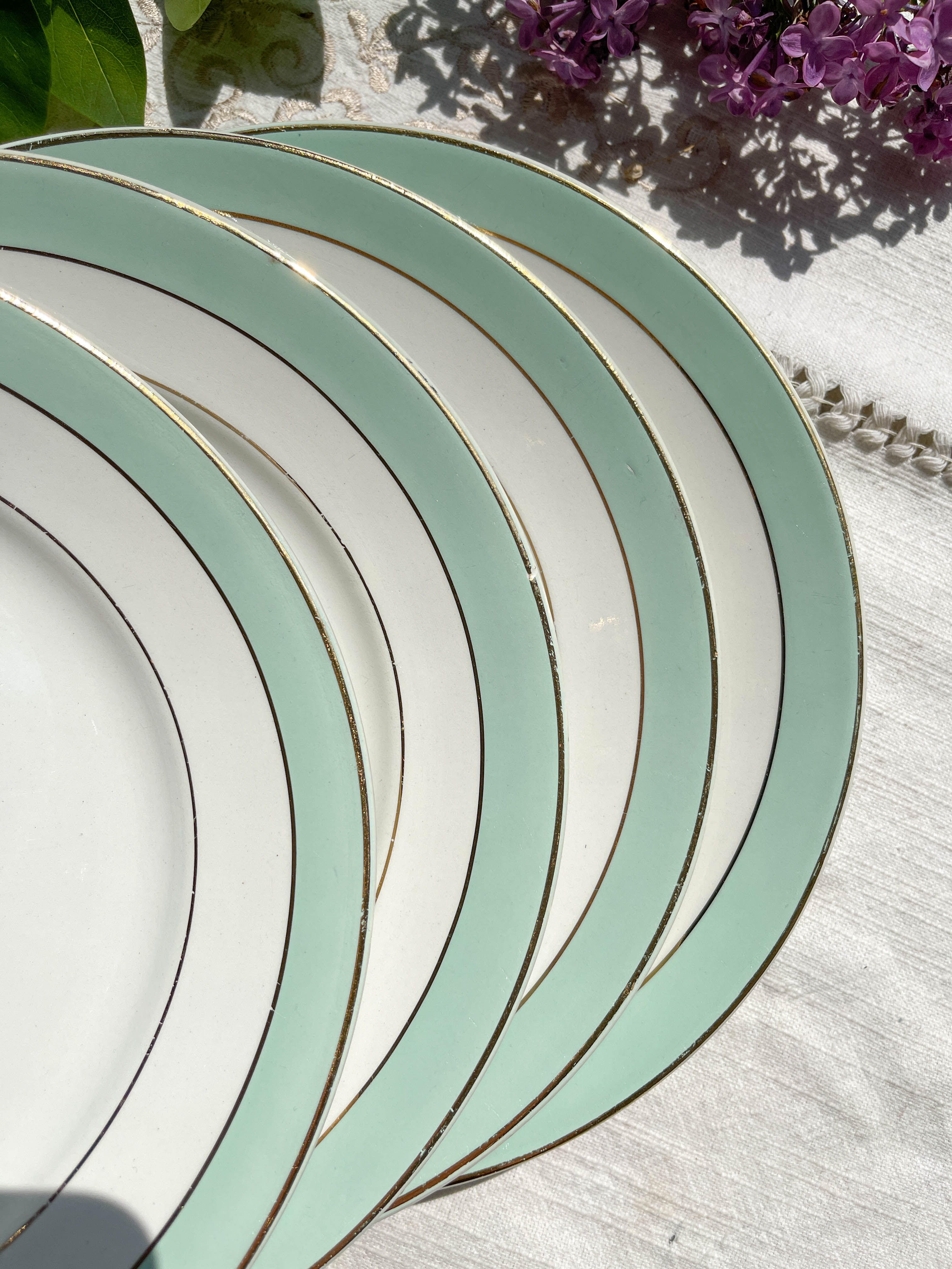 6 Badonviller flat plates in white, green and gold earthenware