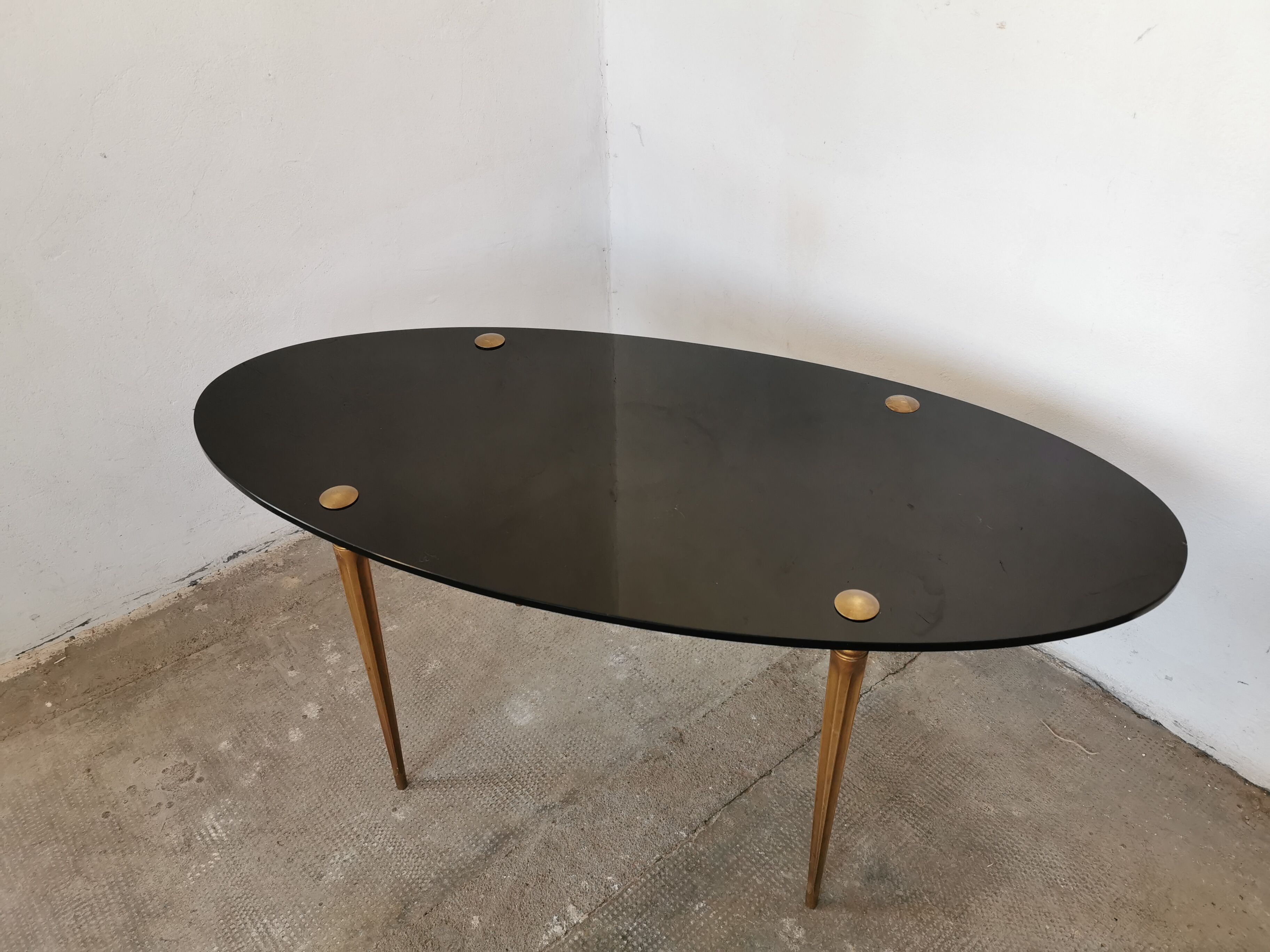 Oval coffee table in black opaline