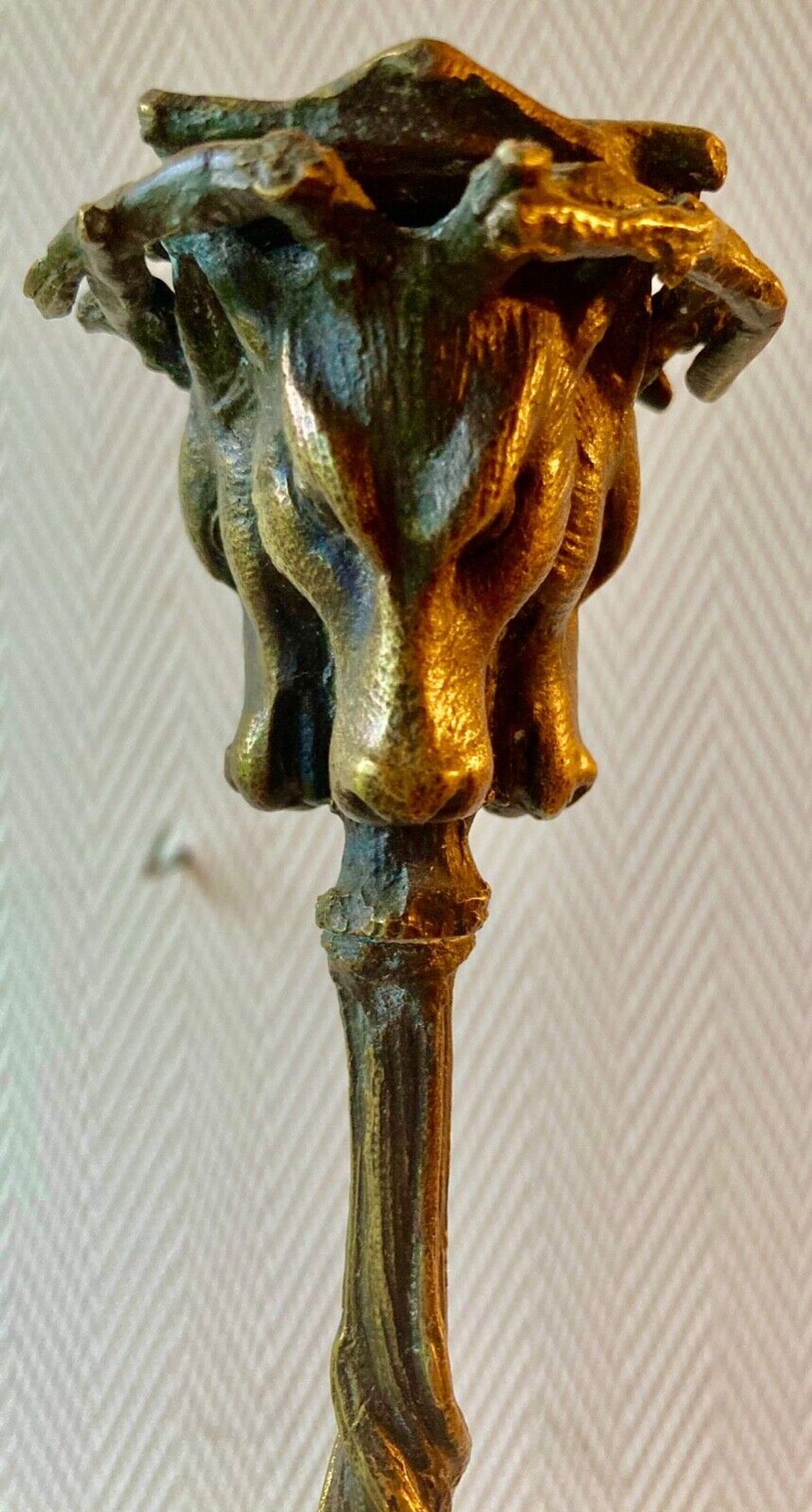 Bougeoir tripode en bronze " cerf " XIXe vennerie