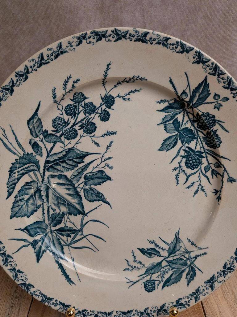 Assiette en terre de fer Badonviller modèle Mûre – décor bleu