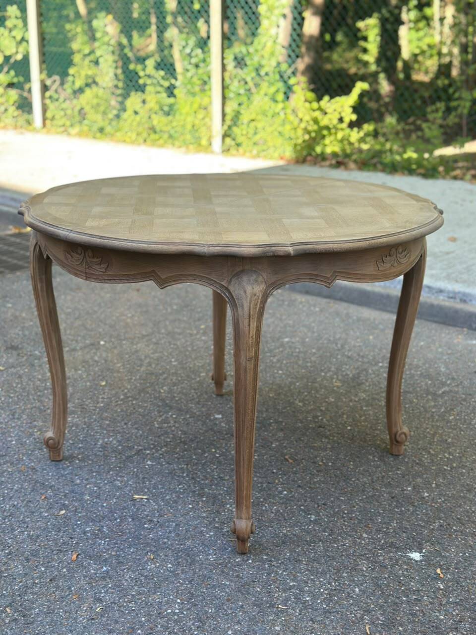 Round extendable dining table Louis XV stripped in solid oak 1950