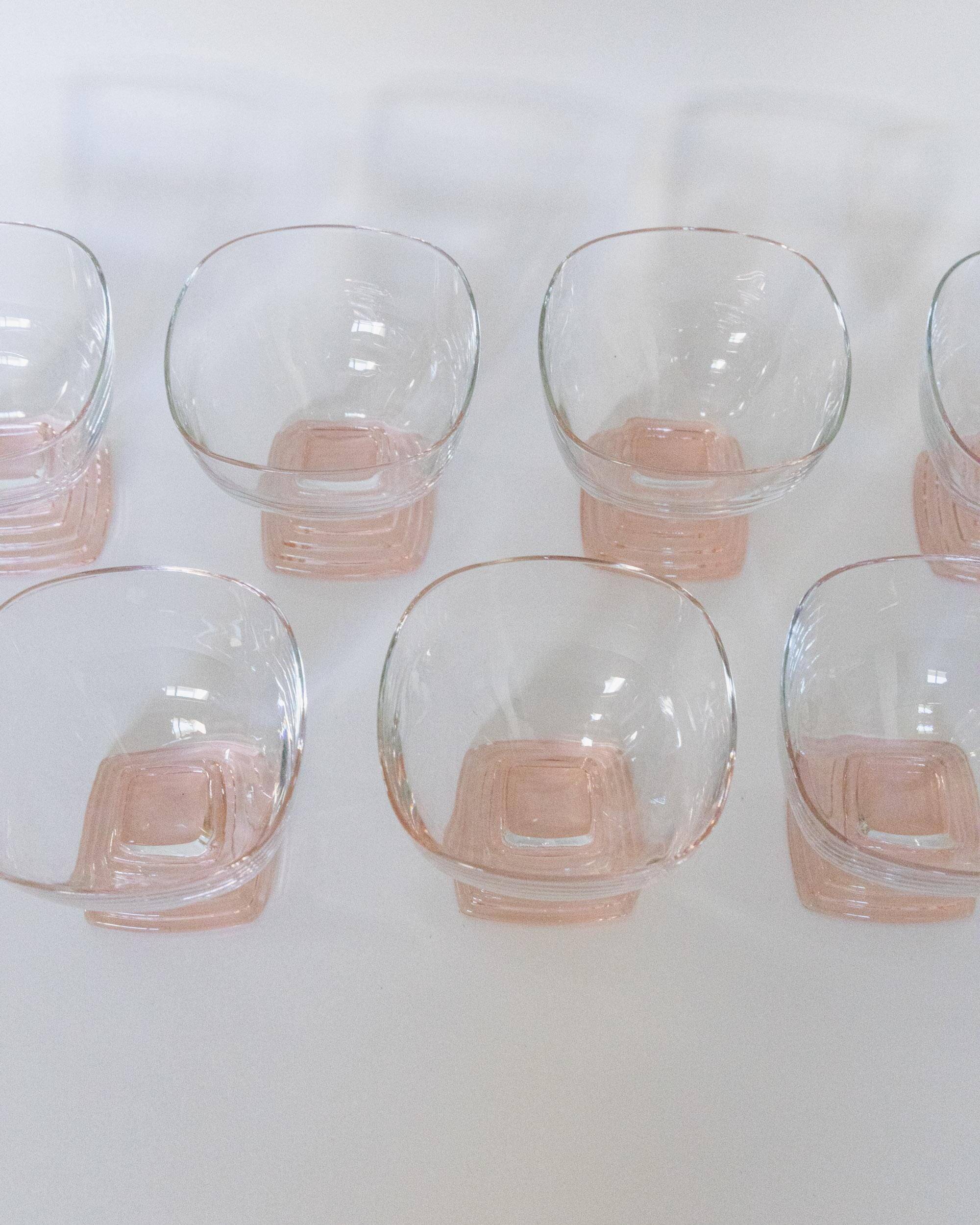 Lot vintage de 7 verres à vin des années 1980 en verre transparent avec pied rose à étages, par Bormioli (Italie)