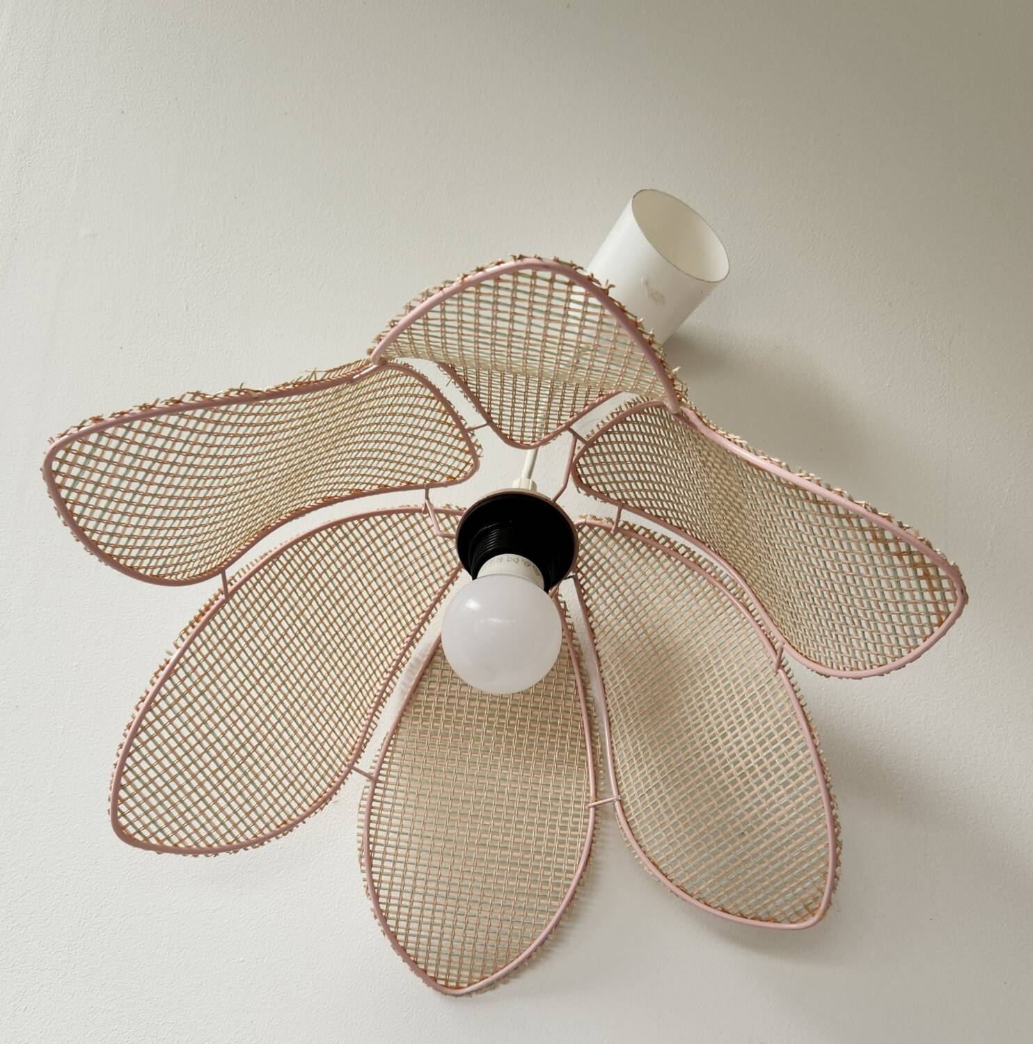 Suspension fleur en rotin : vintage