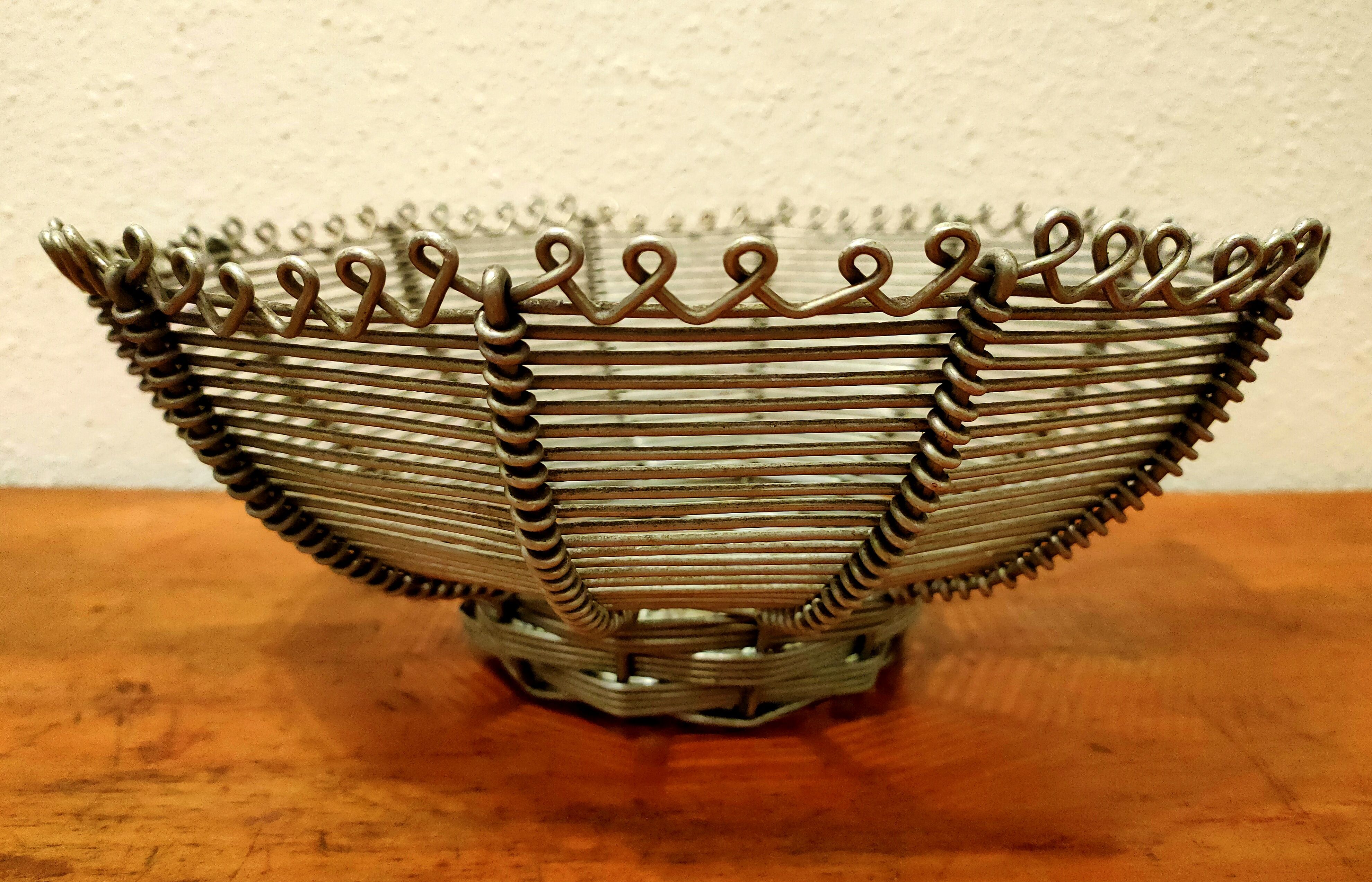 Fruit or walnut basket, made of metal