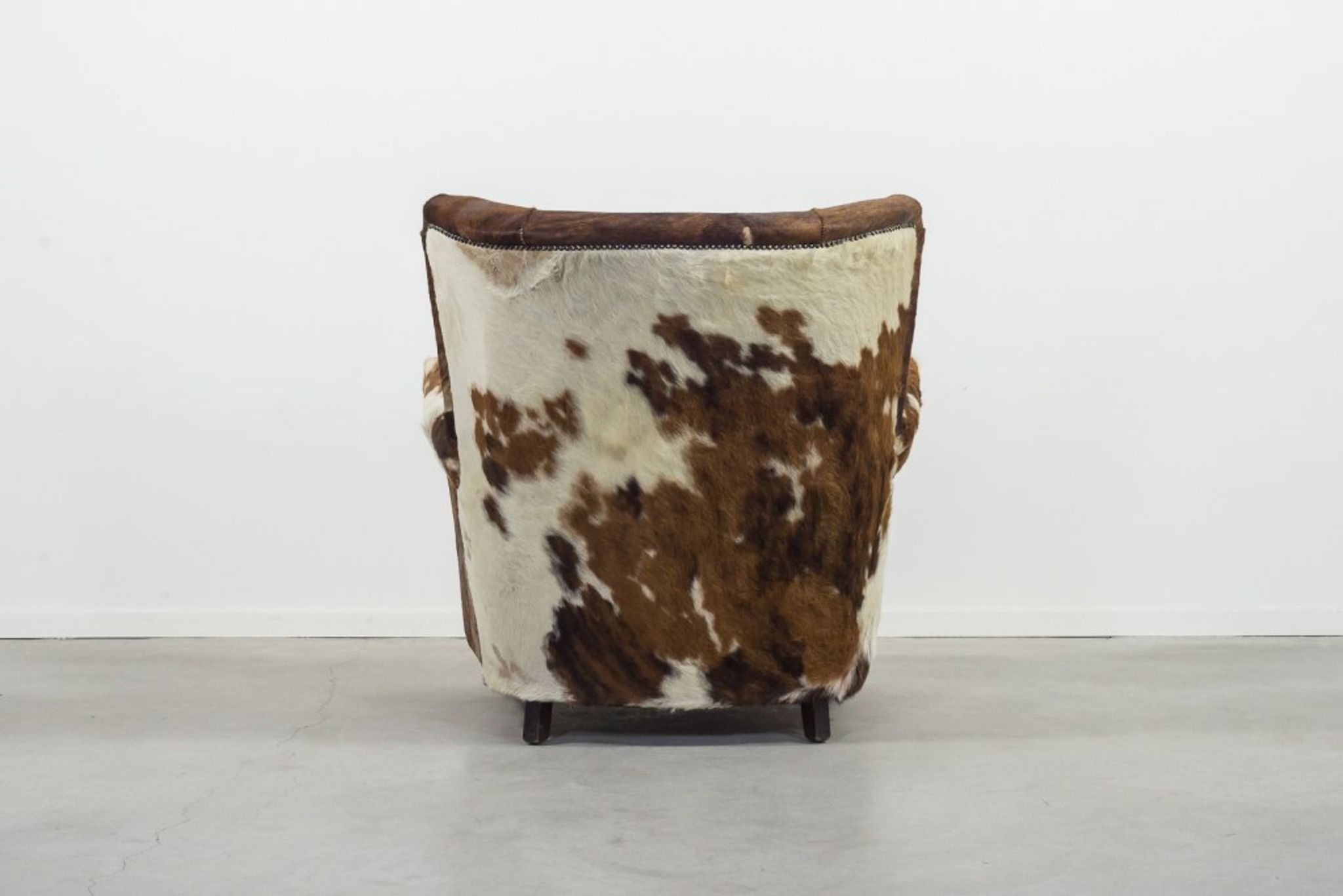Fauteuil art déco en peau de vache