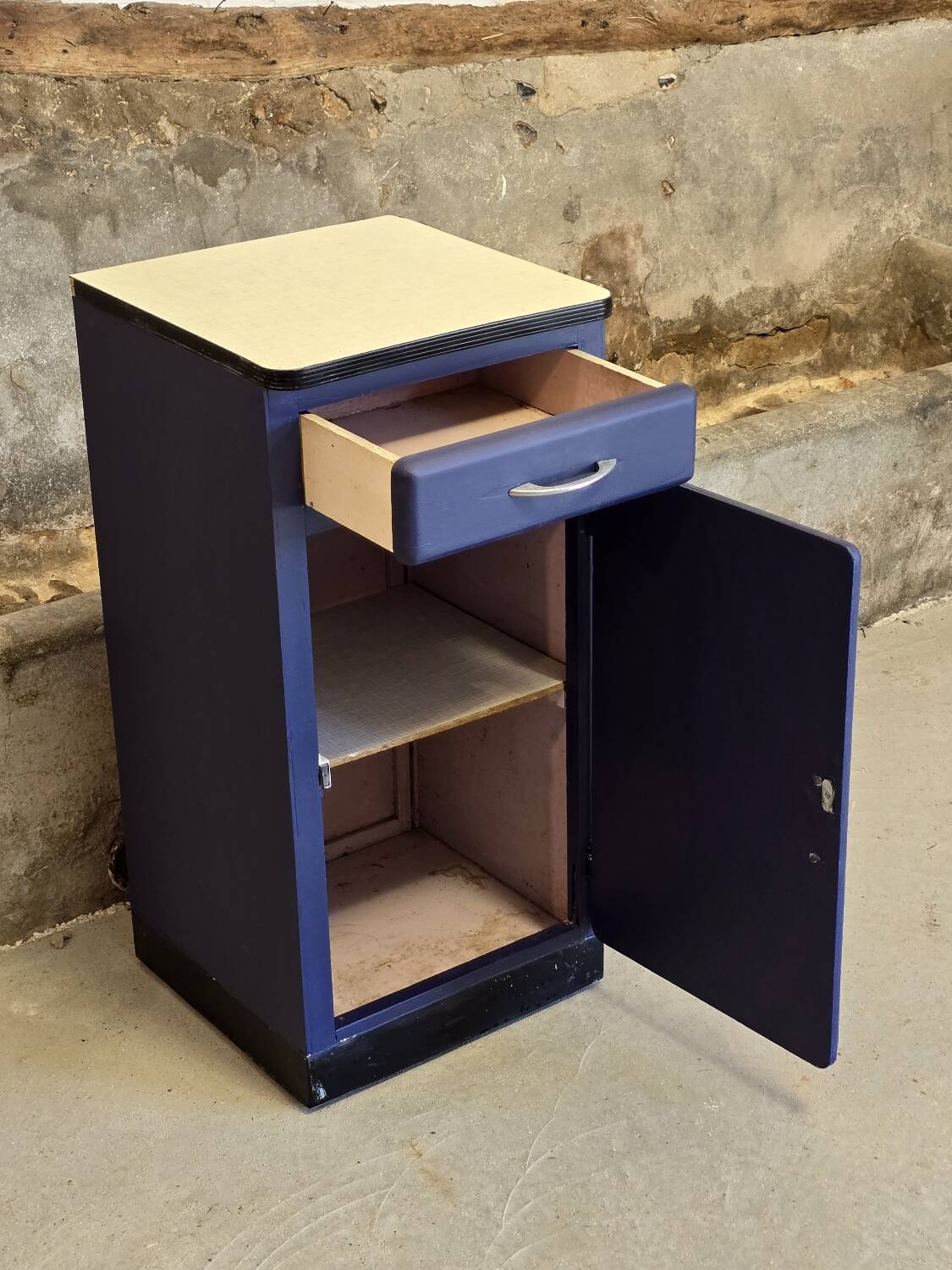 Petit meuble de cuisine Mado 1960 repeint en bleu de Sèvres