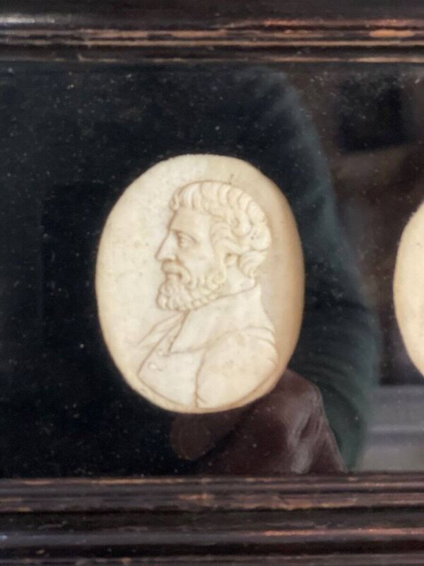 Suite de portrait sculpté en ivoire, Angleterre vers 1880, vendu en ordre de CITES