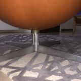 Rare fauteuil Egg Chair en cuir cognac (Arne Jacobsen, 1958)