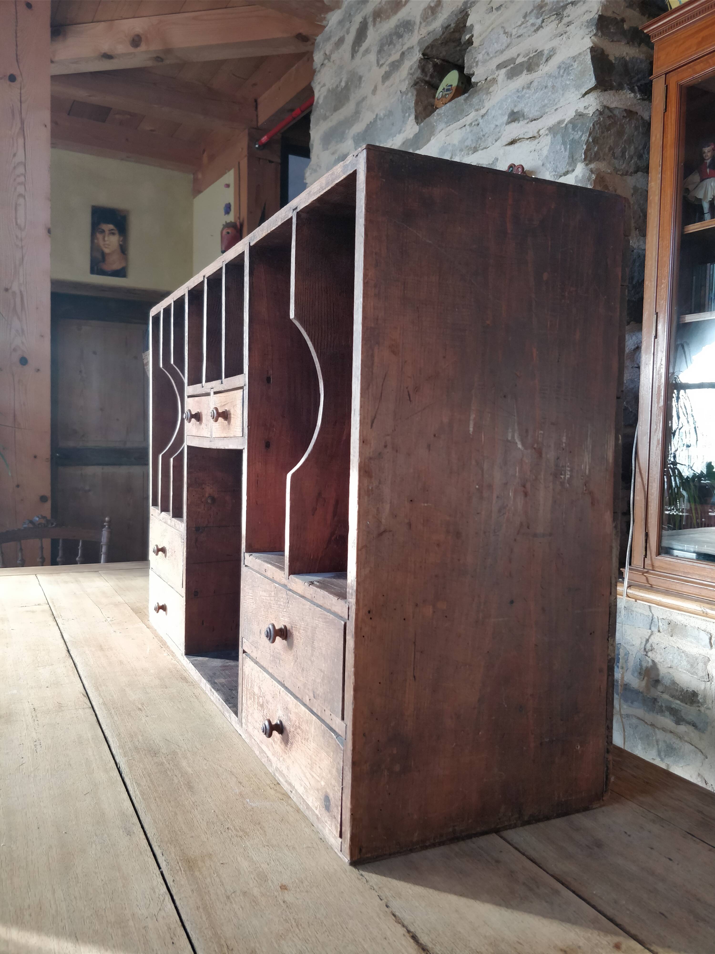 Sur meuble de bureau à casiers et tiroirs